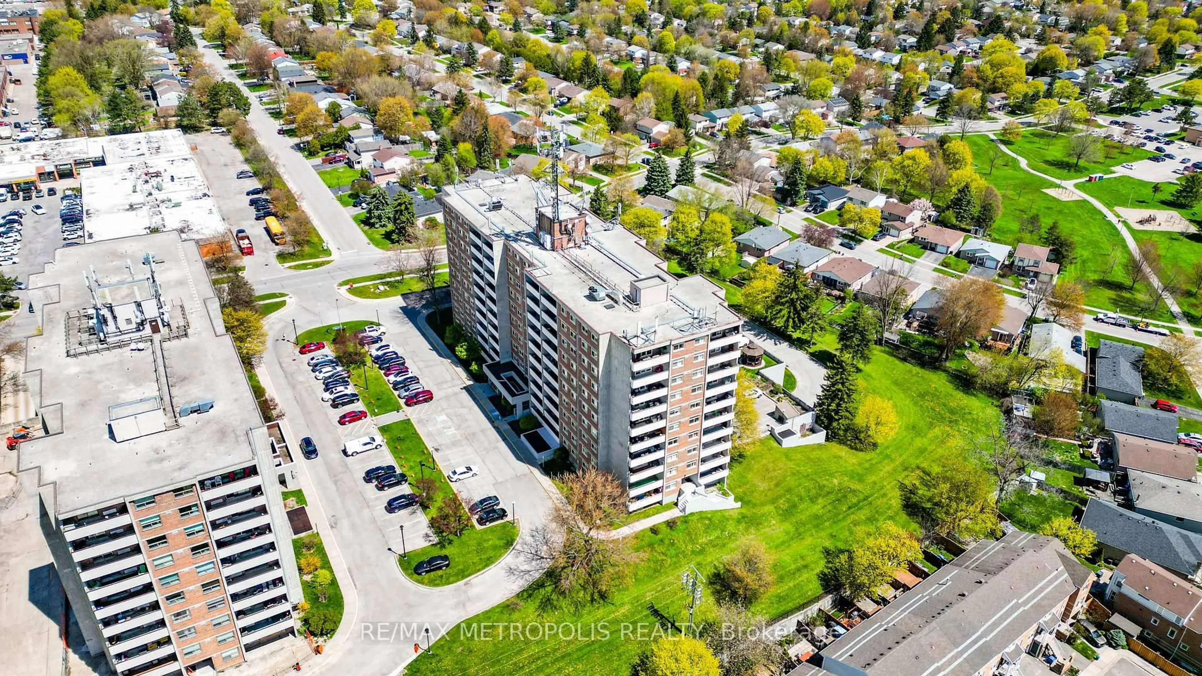 A pic from outside/outdoor area/front of a property/back of a property/a pic from drone, city buildings view from balcony for 40 William Roe Blvd #1010, Newmarket Ontario L3Y 5N4