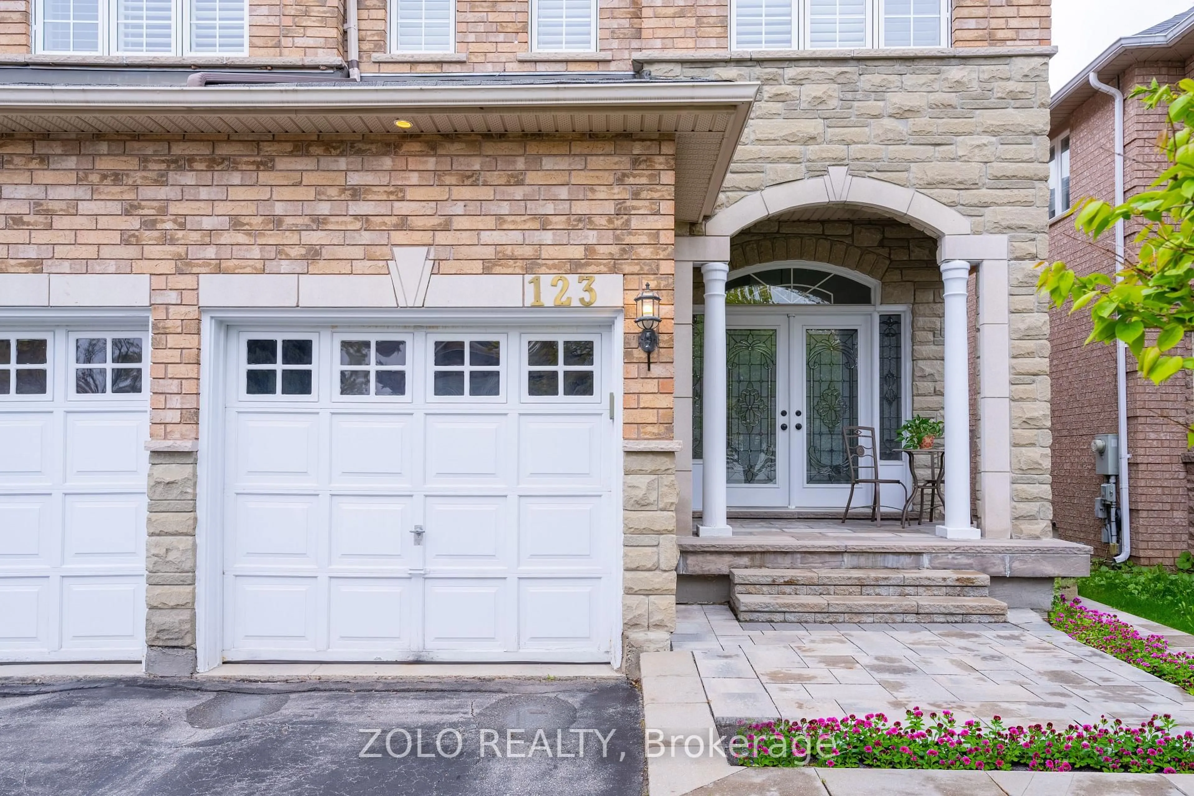 Indoor entryway for 123 Colesbrook Rd, Richmond Hill Ontario L4S 2G3