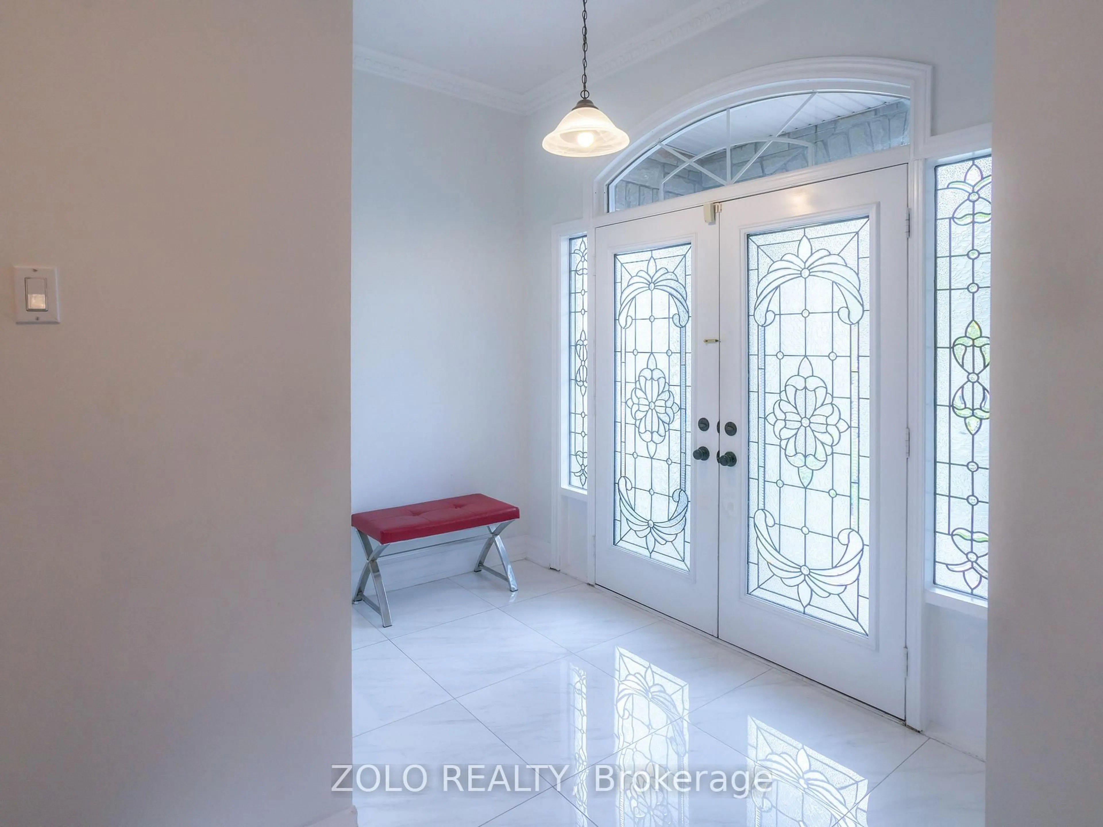 Indoor entryway for 123 Colesbrook Rd, Richmond Hill Ontario L4S 2G3