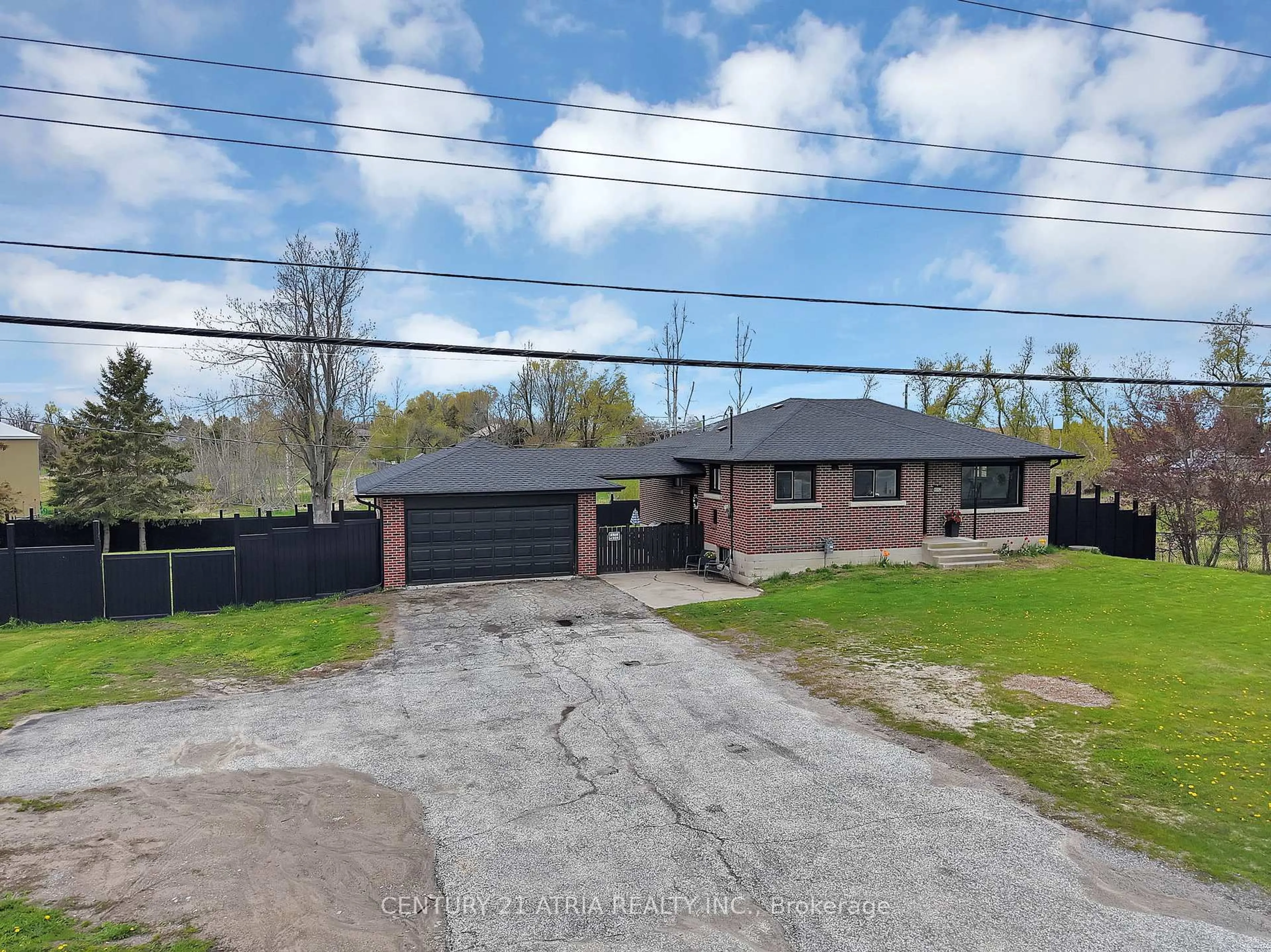 A pic from outside/outdoor area/front of a property/back of a property/a pic from drone, street for 6552 Yonge St, Innisfil Ontario L0L 1K0