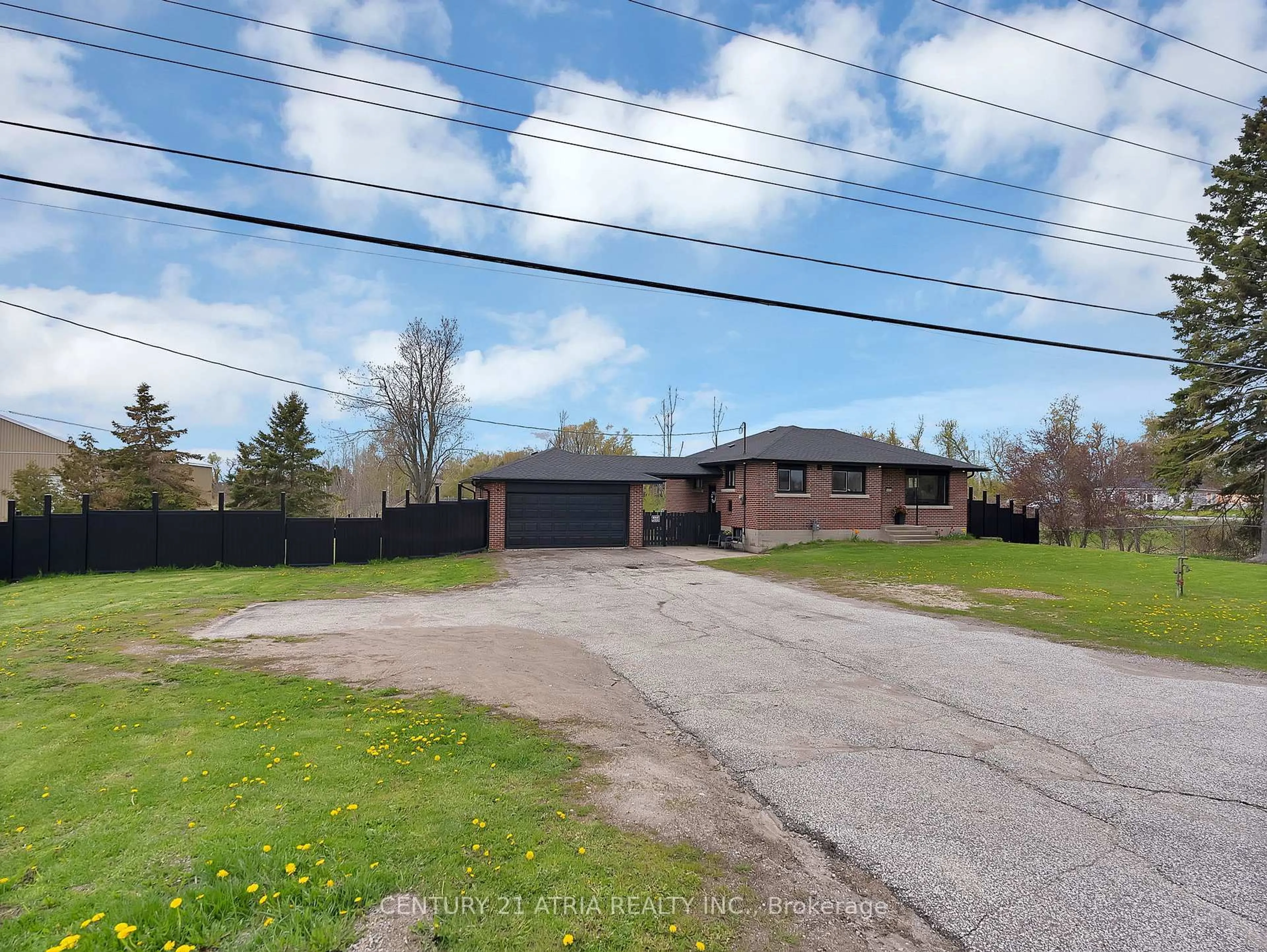 A pic from outside/outdoor area/front of a property/back of a property/a pic from drone, street for 6552 Yonge St, Innisfil Ontario L0L 1K0