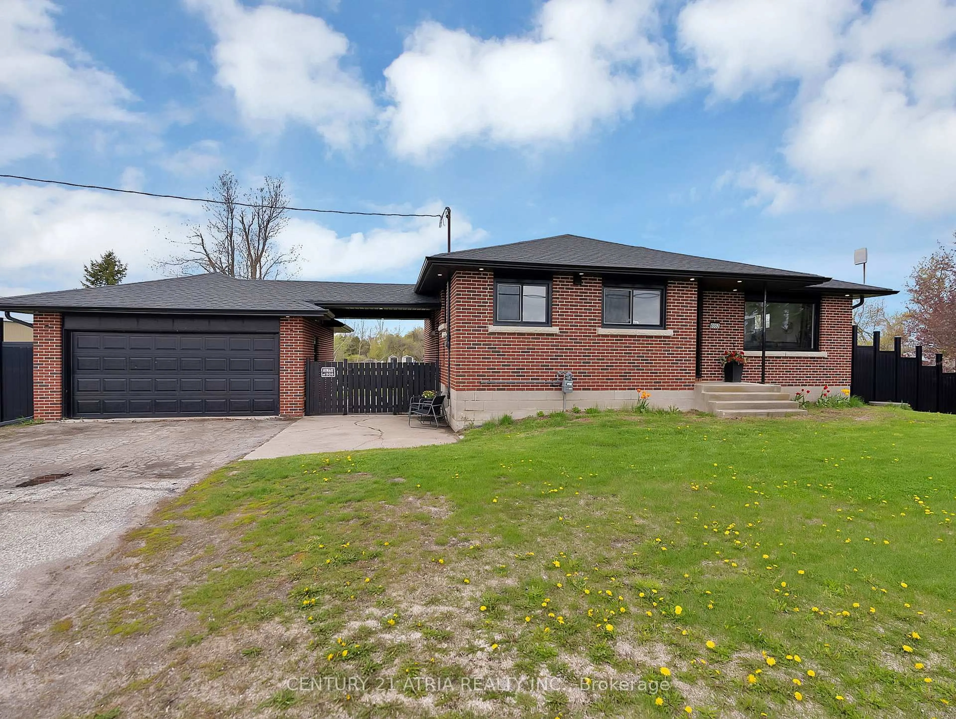 Home with brick exterior material, street for 6552 Yonge St, Innisfil Ontario L0L 1K0