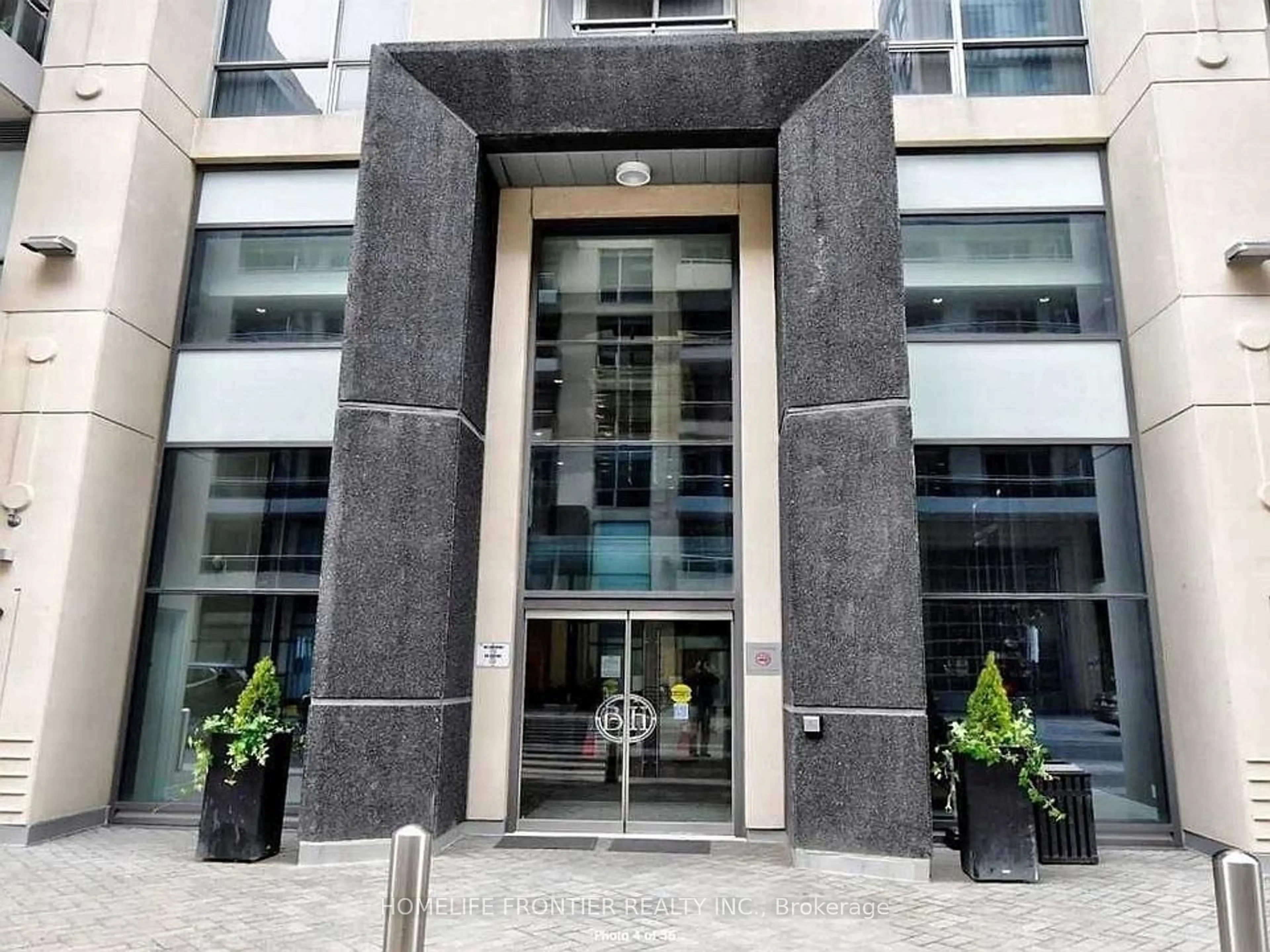 Indoor foyer for 9205 Yonge St #1211, Richmond Hill Ontario L4C 1V5