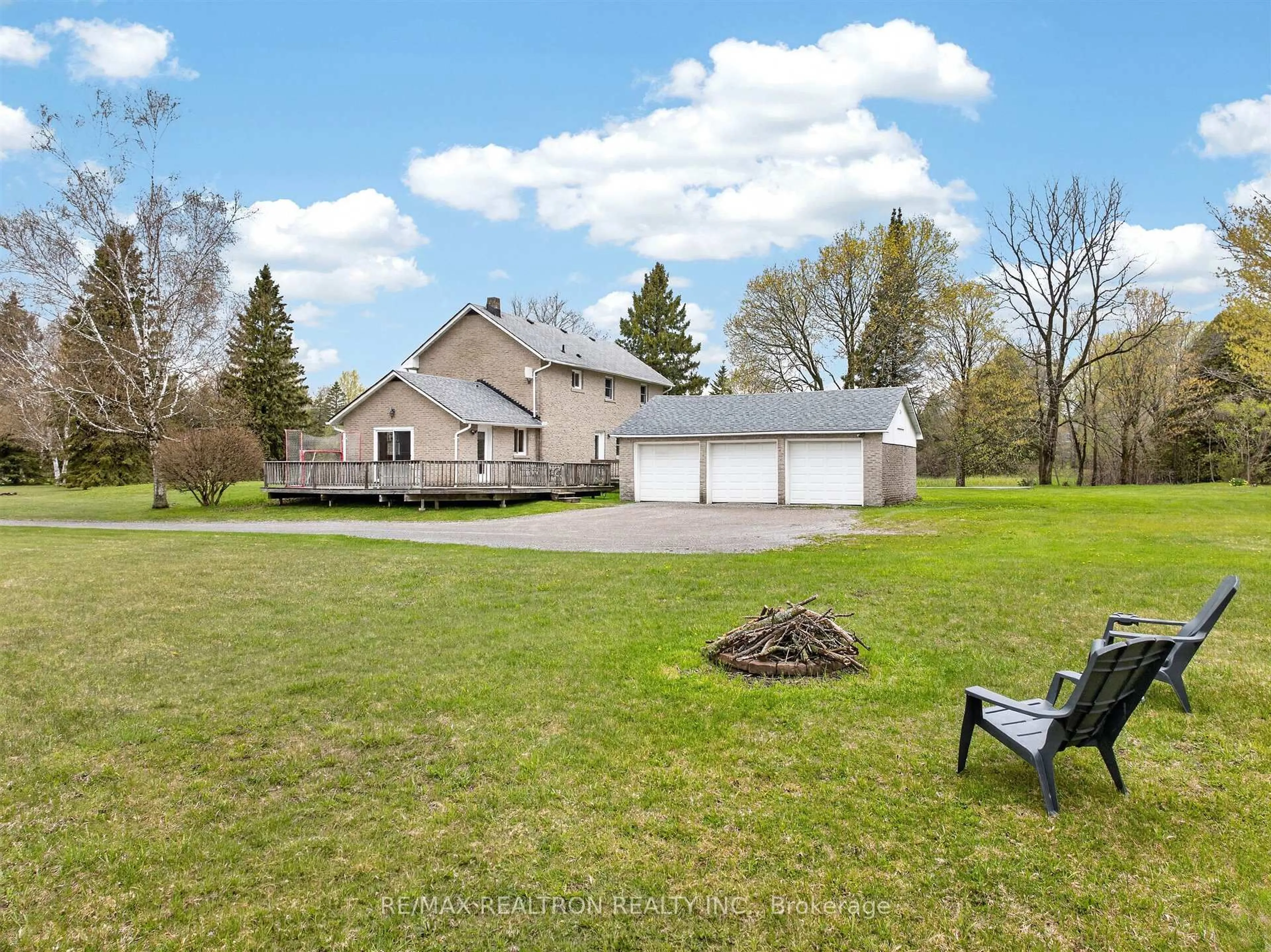 A pic from outside/outdoor area/front of a property/back of a property/a pic from drone, water/lake/river/ocean view for 17755 Warden Ave, East Gwillimbury Ontario L0G 1V0