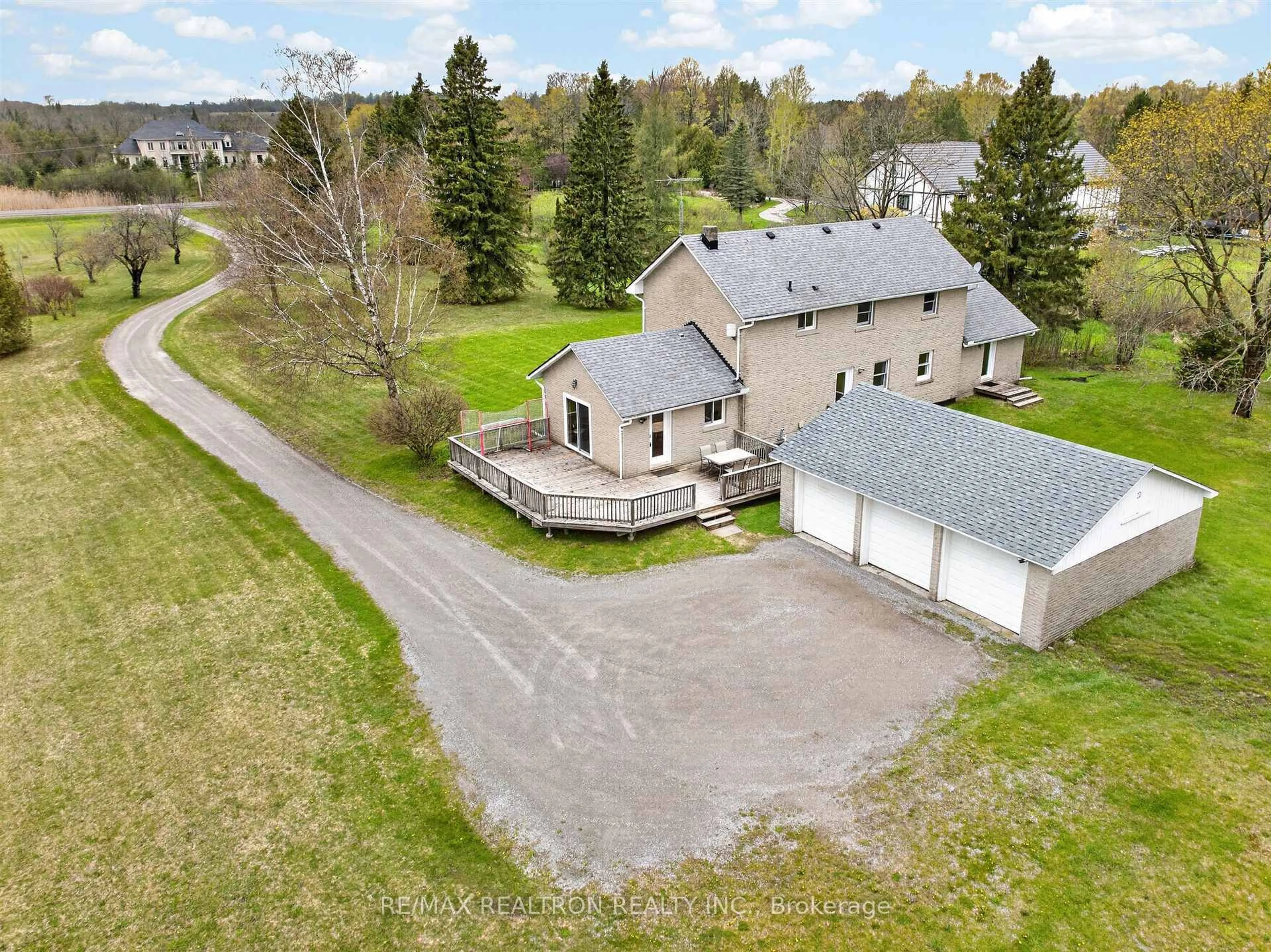 A pic from outside/outdoor area/front of a property/back of a property/a pic from drone, street for 17755 Warden Ave, East Gwillimbury Ontario L0G 1V0