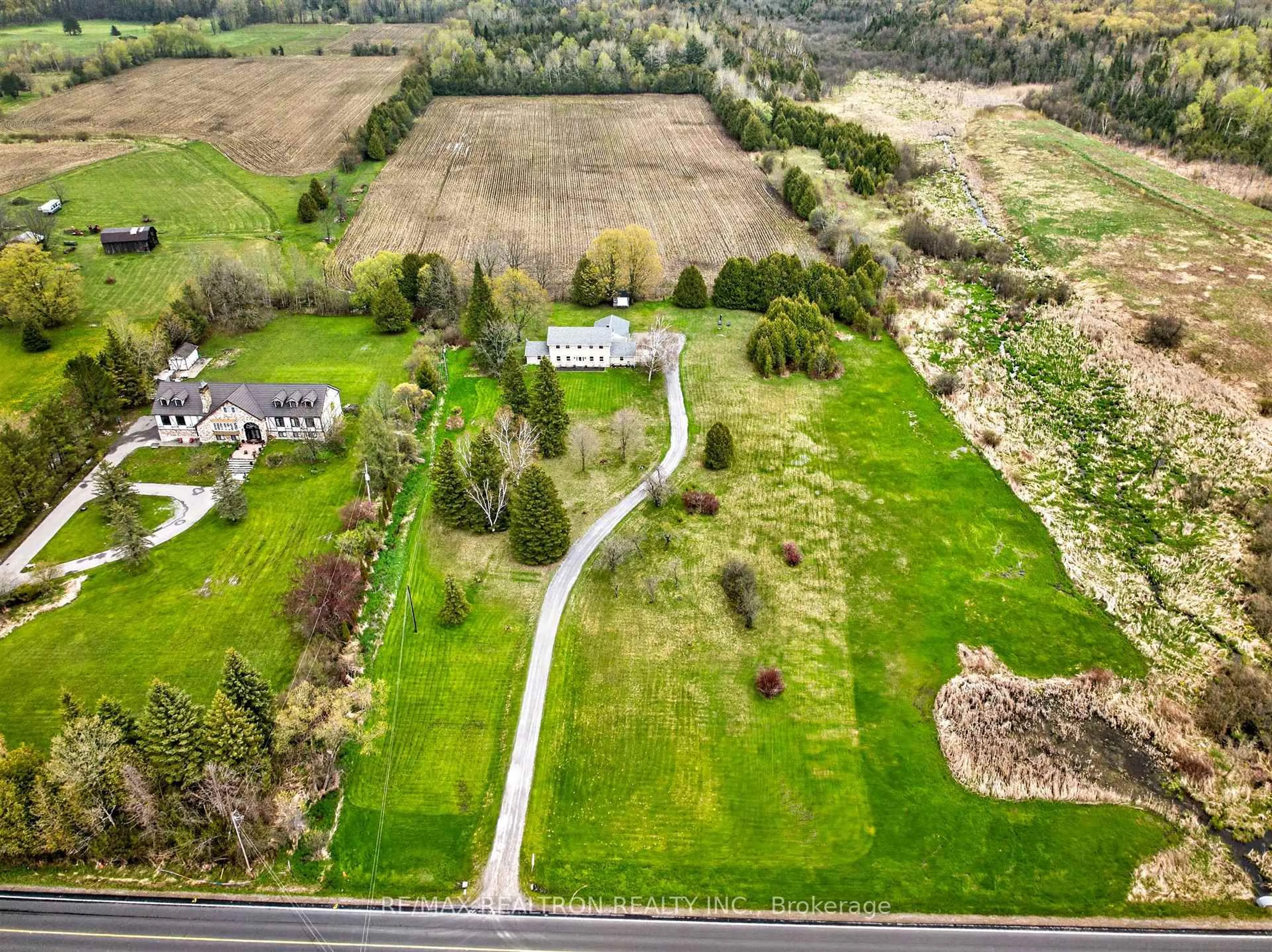 A pic from outside/outdoor area/front of a property/back of a property/a pic from drone, unknown for 17755 Warden Ave, East Gwillimbury Ontario L0G 1V0