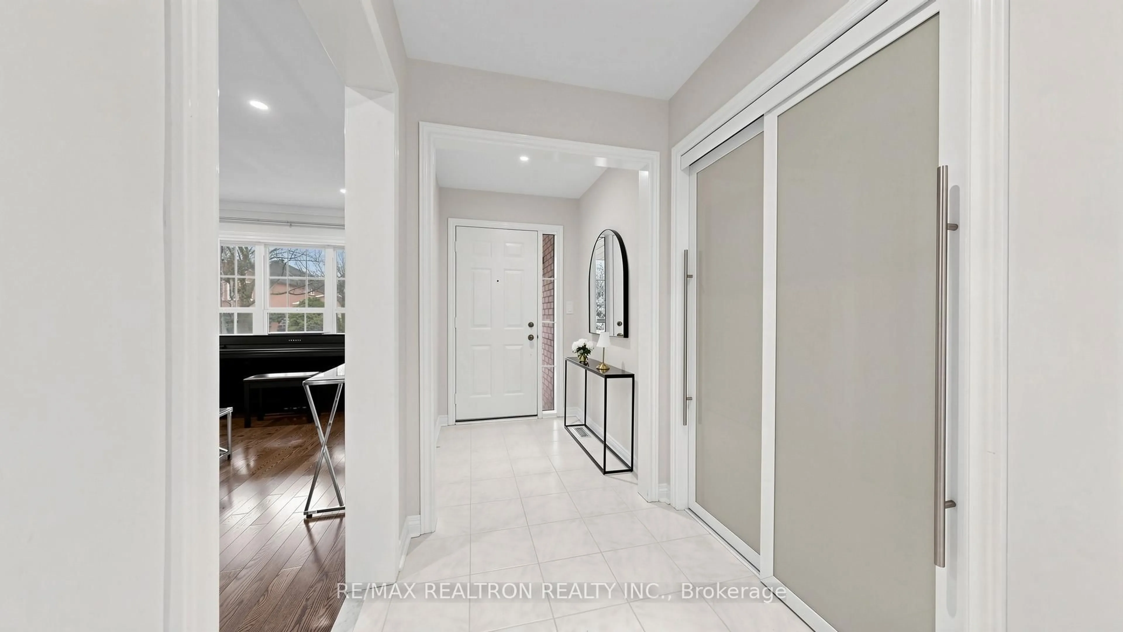 Indoor entryway for 8 Loyal Blue Cres, Richmond Hill Ontario L4S 1A2