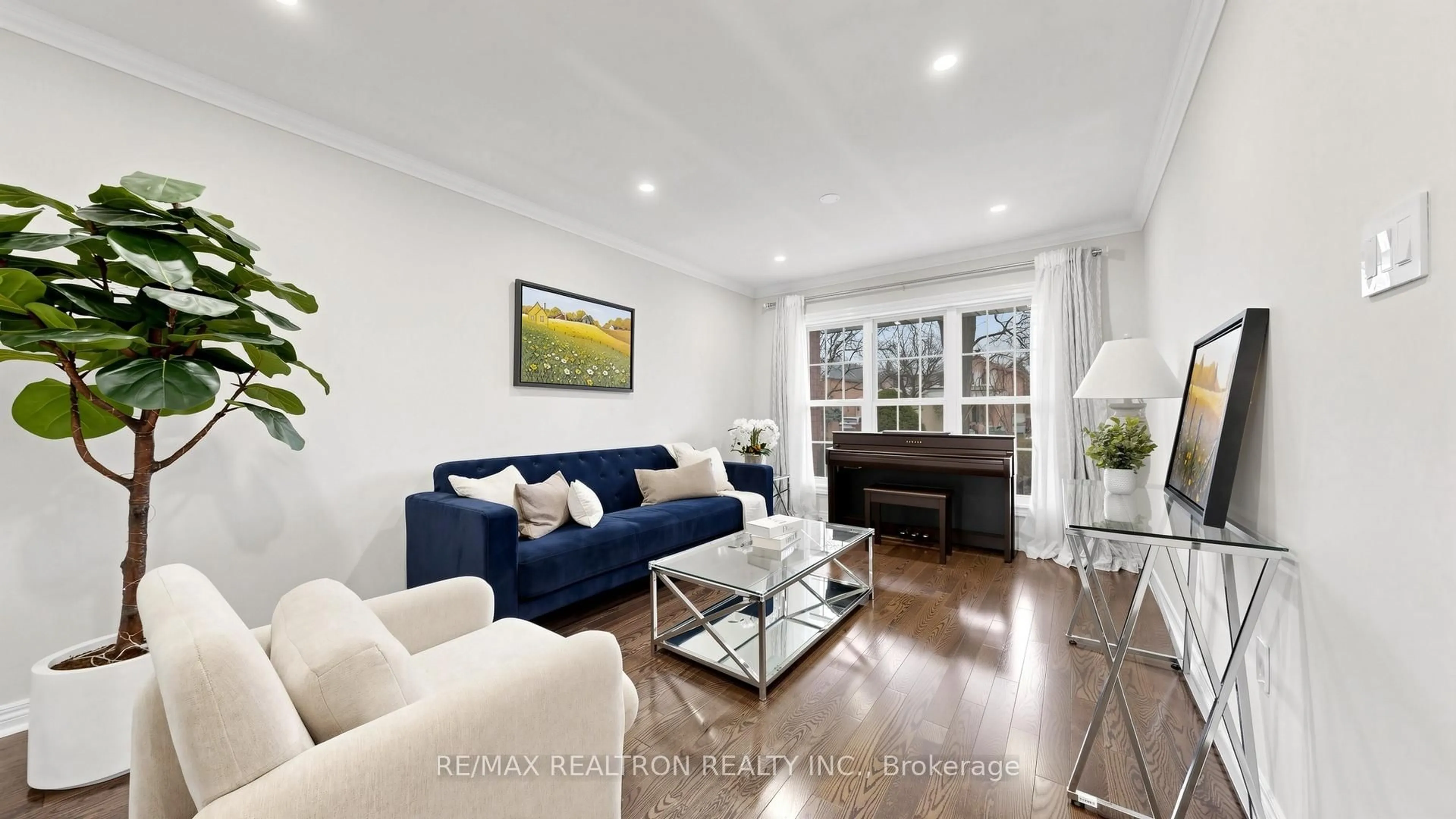 Living room with furniture, wood/laminate floor for 8 Loyal Blue Cres, Richmond Hill Ontario L4S 1A2