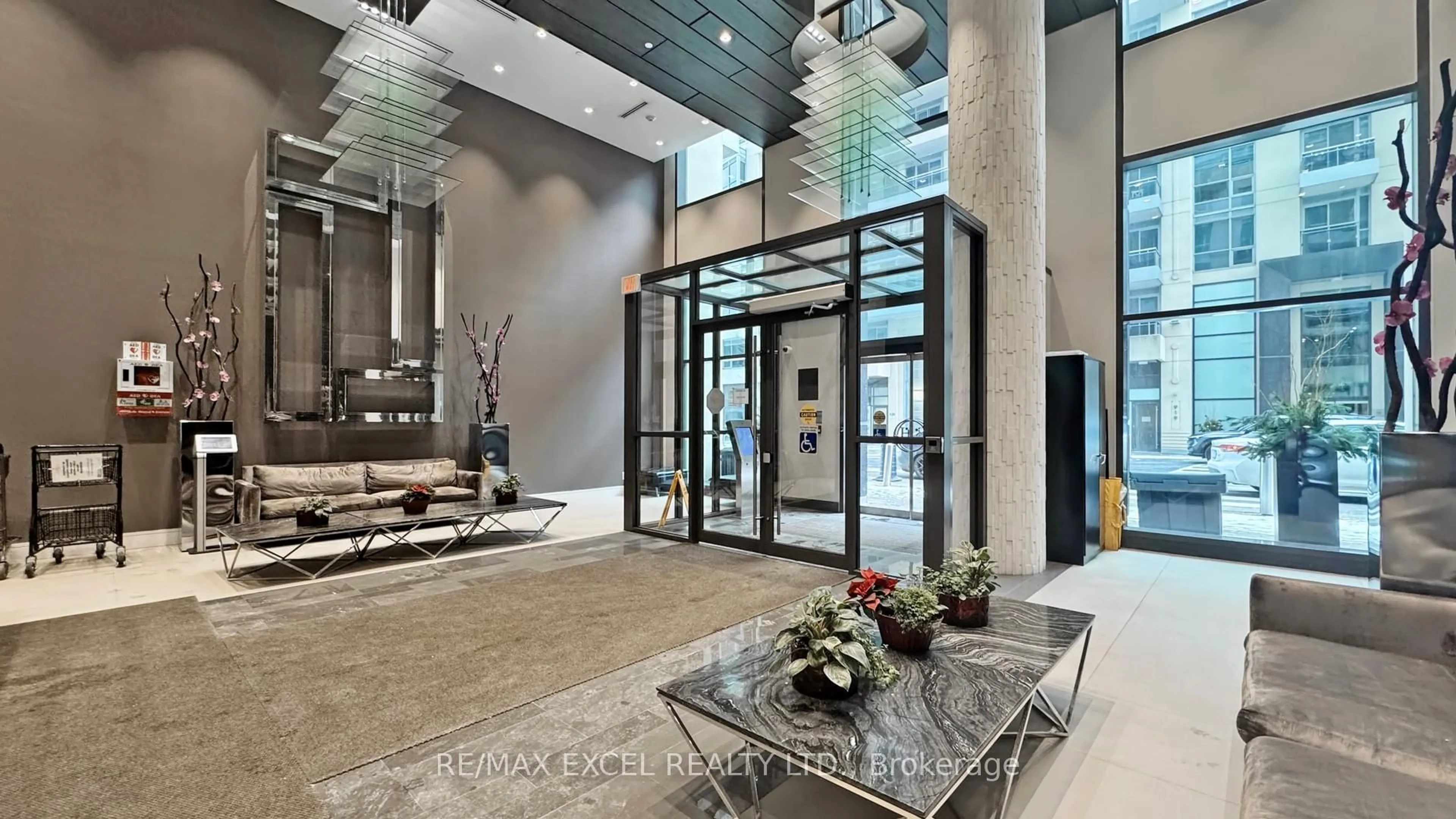 Indoor foyer for 9205 Yonge St #1709, Richmond Hill Ontario L4C 1V5
