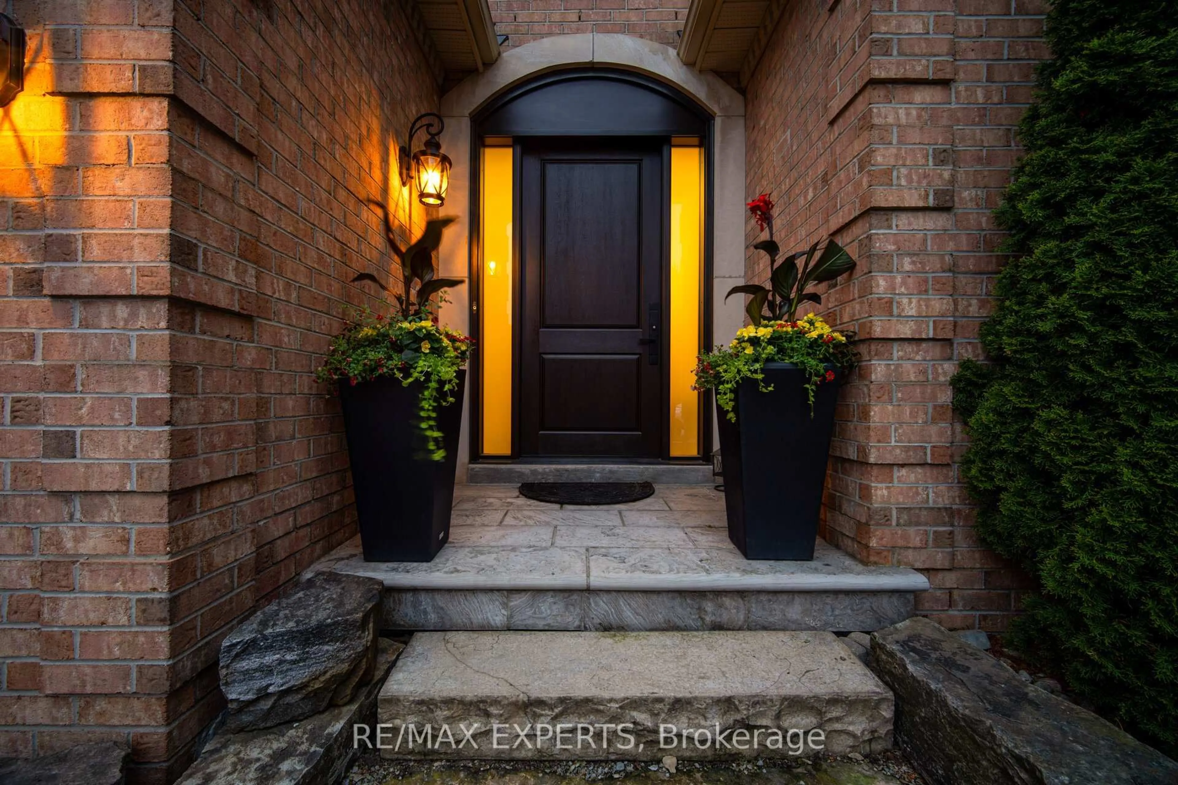 Indoor entryway for 904 Damascus Crt, Newmarket Ontario L3X 1L1