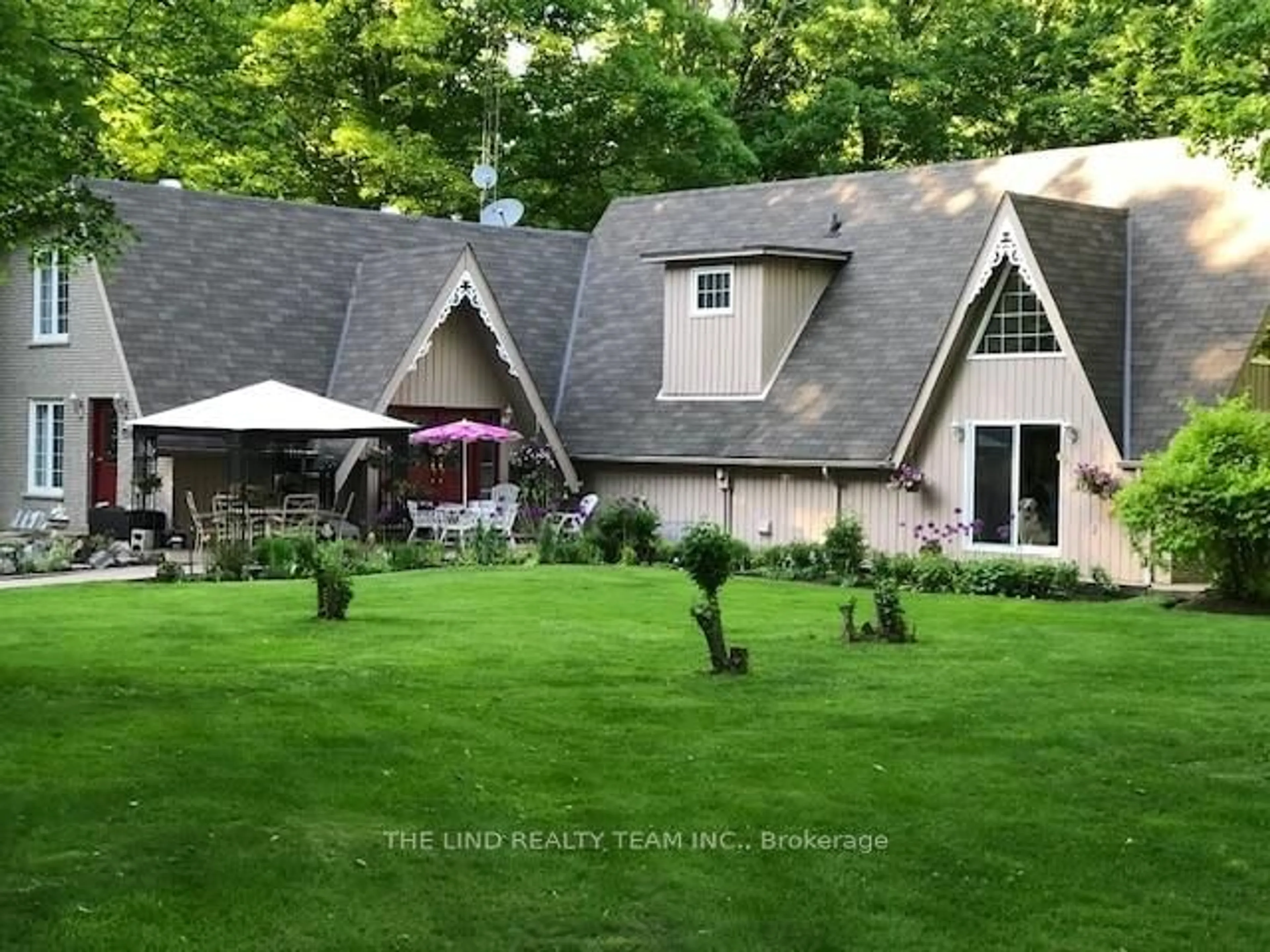 A pic from outside/outdoor area/front of a property/back of a property/a pic from drone, unknown for 100 Bridle Path, East Gwillimbury Ontario L0G 1V0