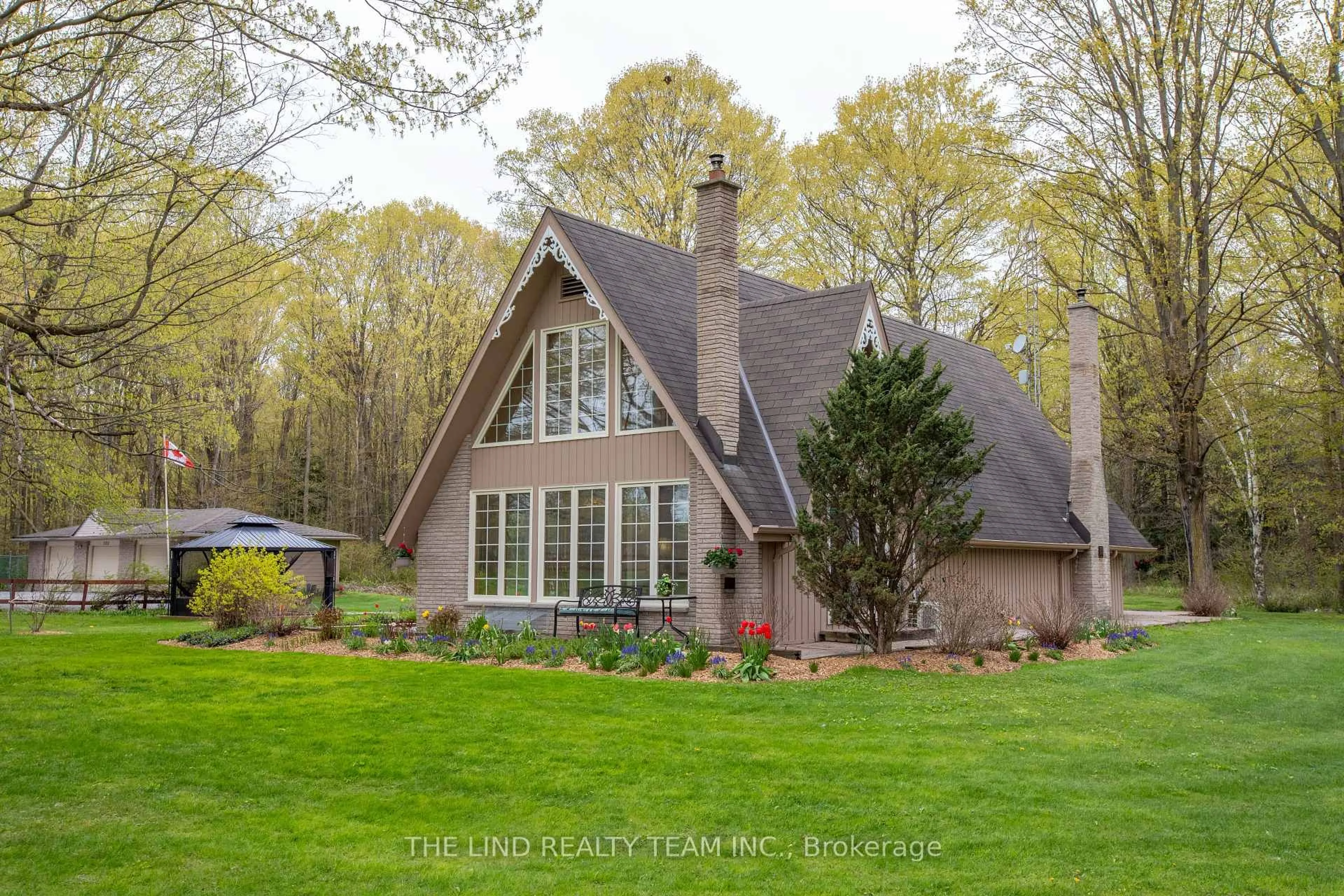 Home with brick exterior material, unknown for 100 Bridle Path, East Gwillimbury Ontario L0G 1V0