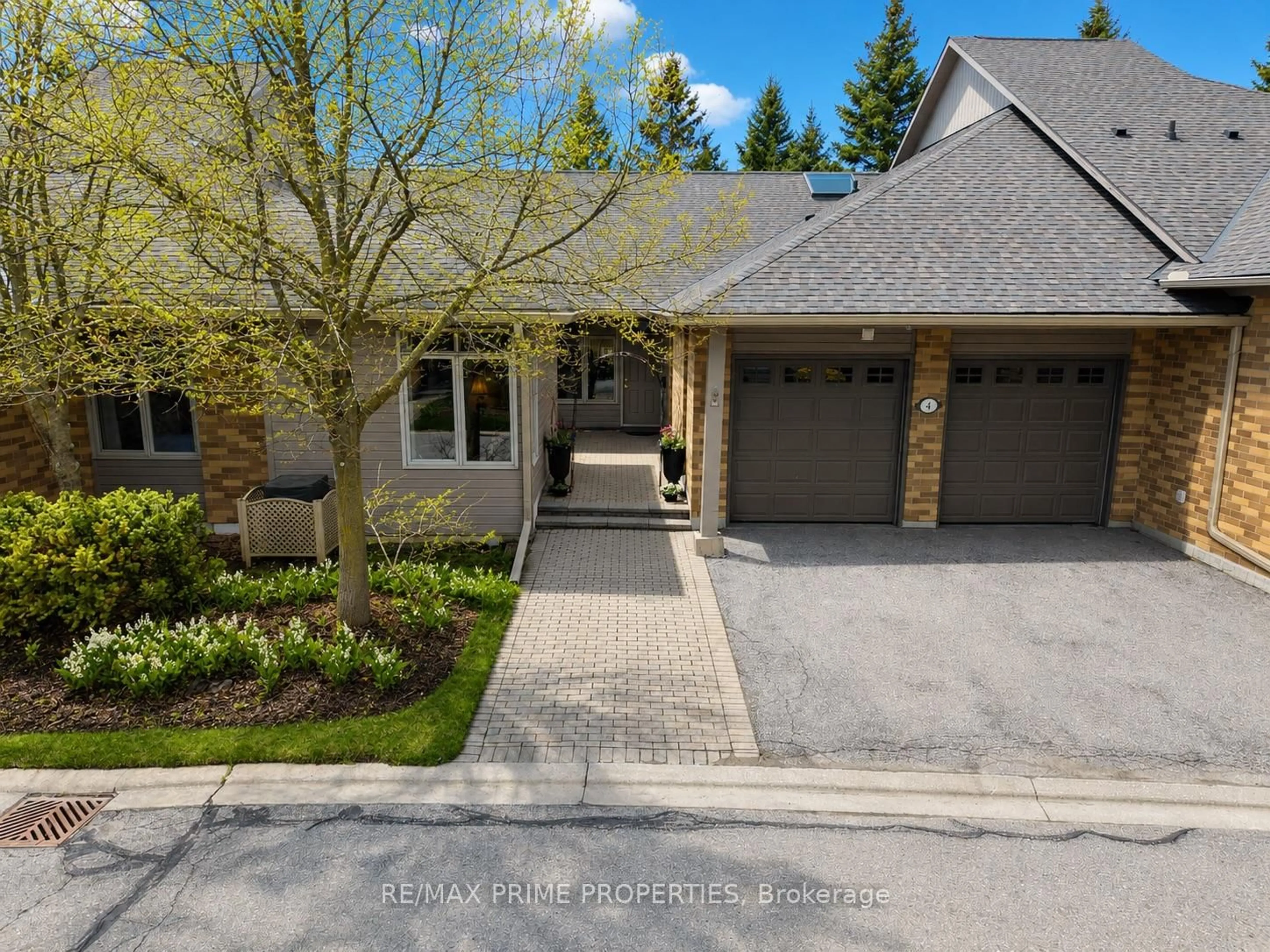 A pic from outside/outdoor area/front of a property/back of a property/a pic from drone, street for 4 Colleen Bay Way, Markham Ontario L6E 1B4