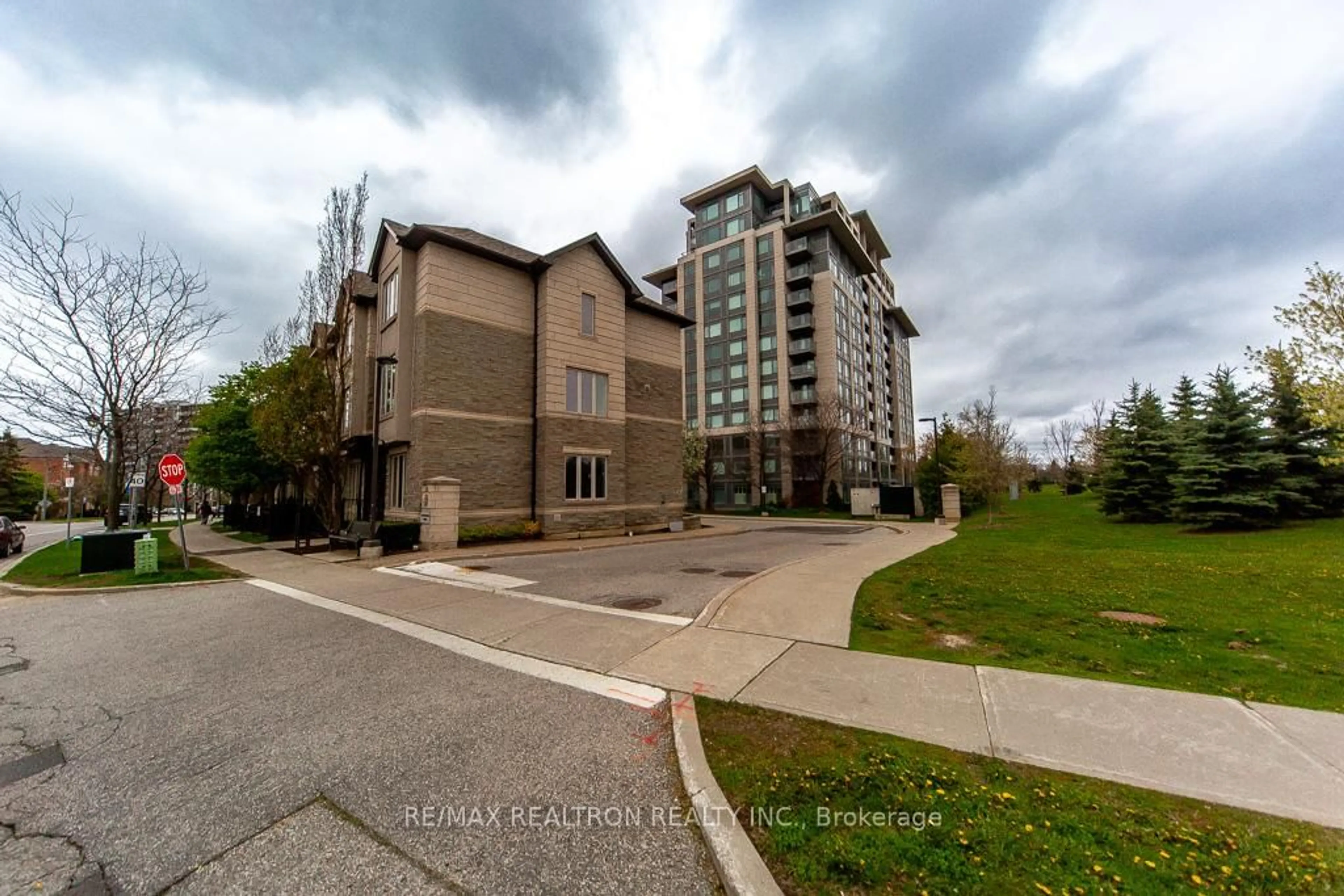 A pic from outside/outdoor area/front of a property/back of a property/a pic from drone, unknown for 253 South Park Rd #709, Markham Ontario L3T 0B4