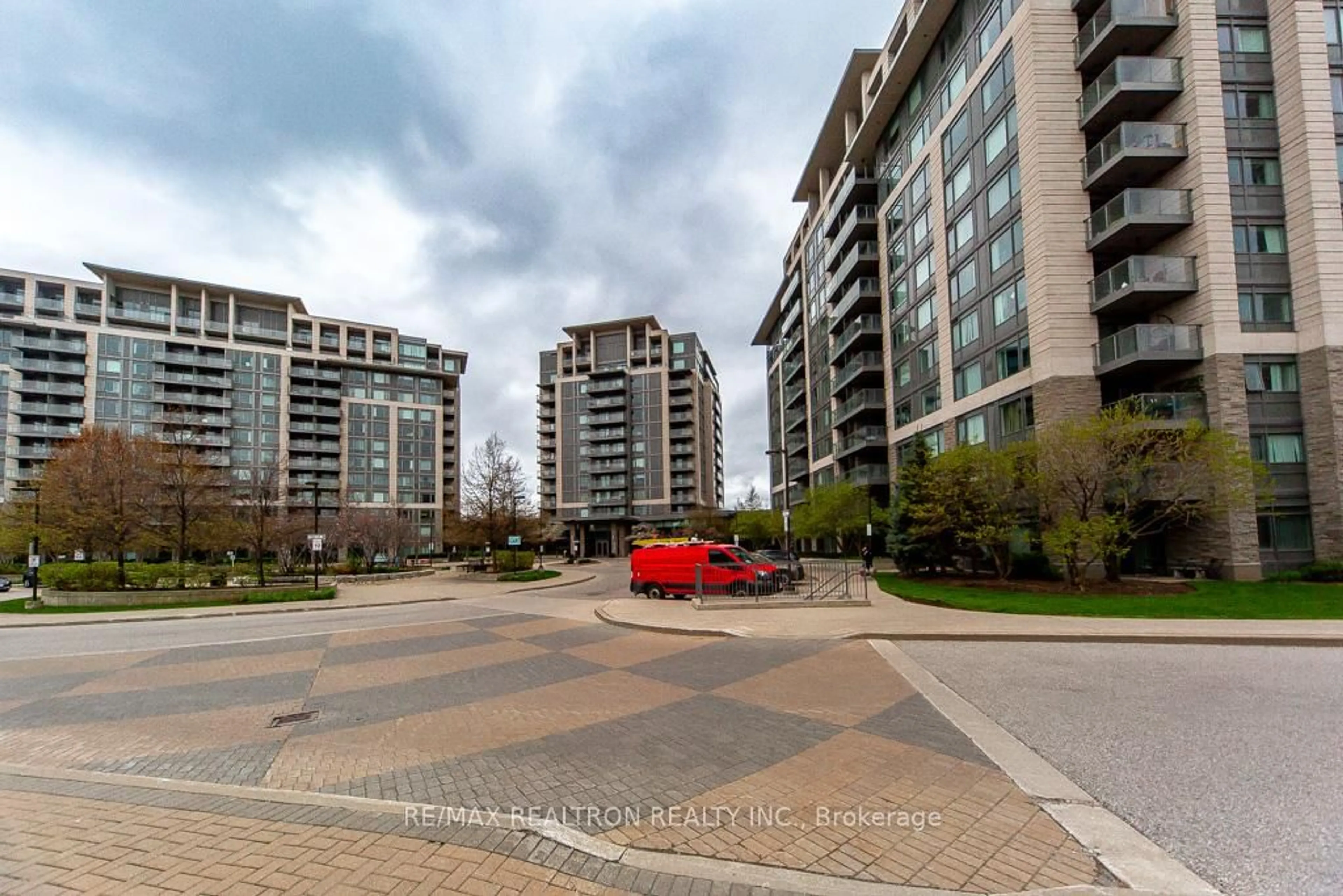 A pic from outside/outdoor area/front of a property/back of a property/a pic from drone, street for 253 South Park Rd #709, Markham Ontario L3T 0B4