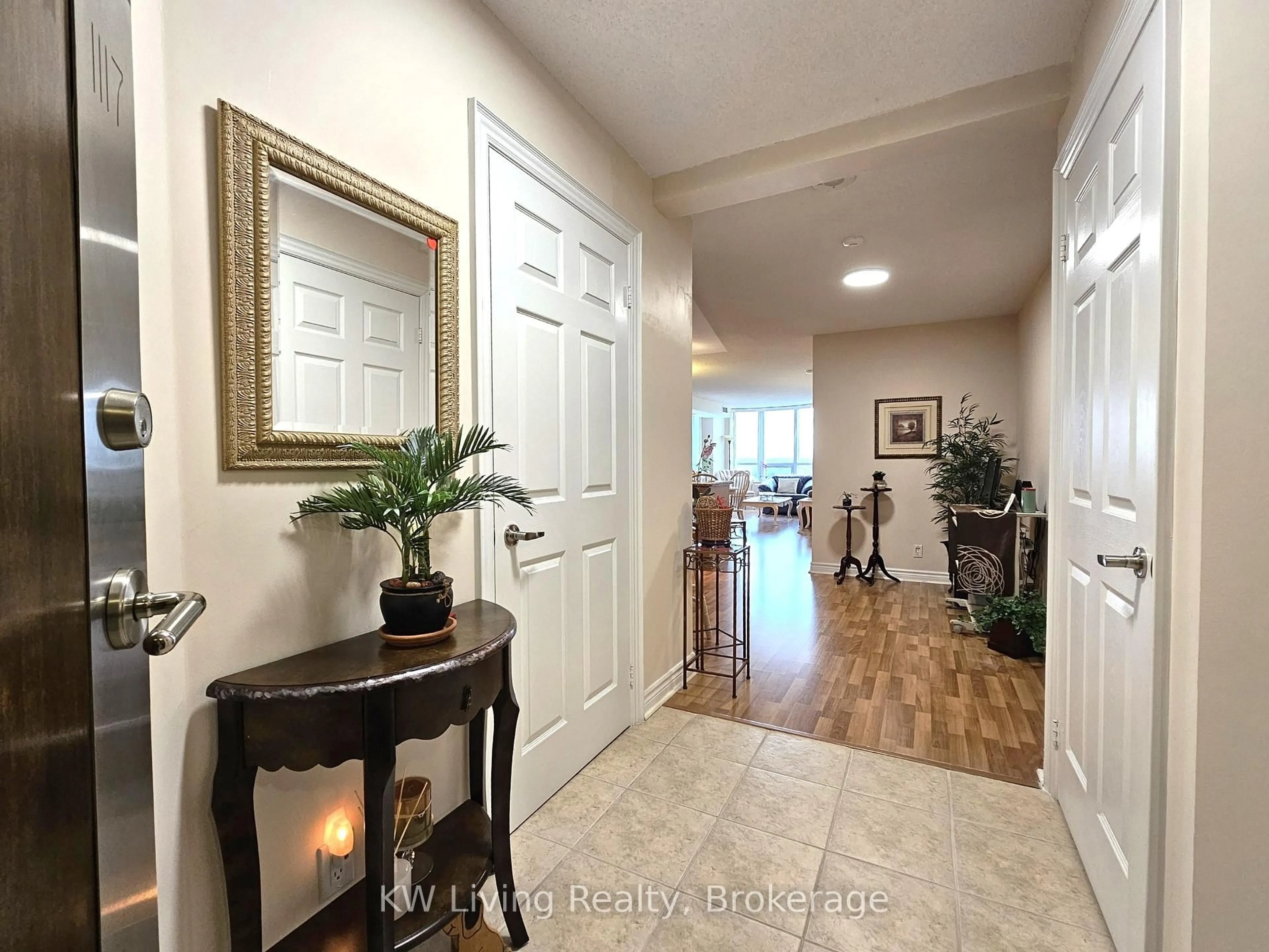 Indoor entryway for 33 Cox Blvd #1117, Markham Ontario L3R 8A6