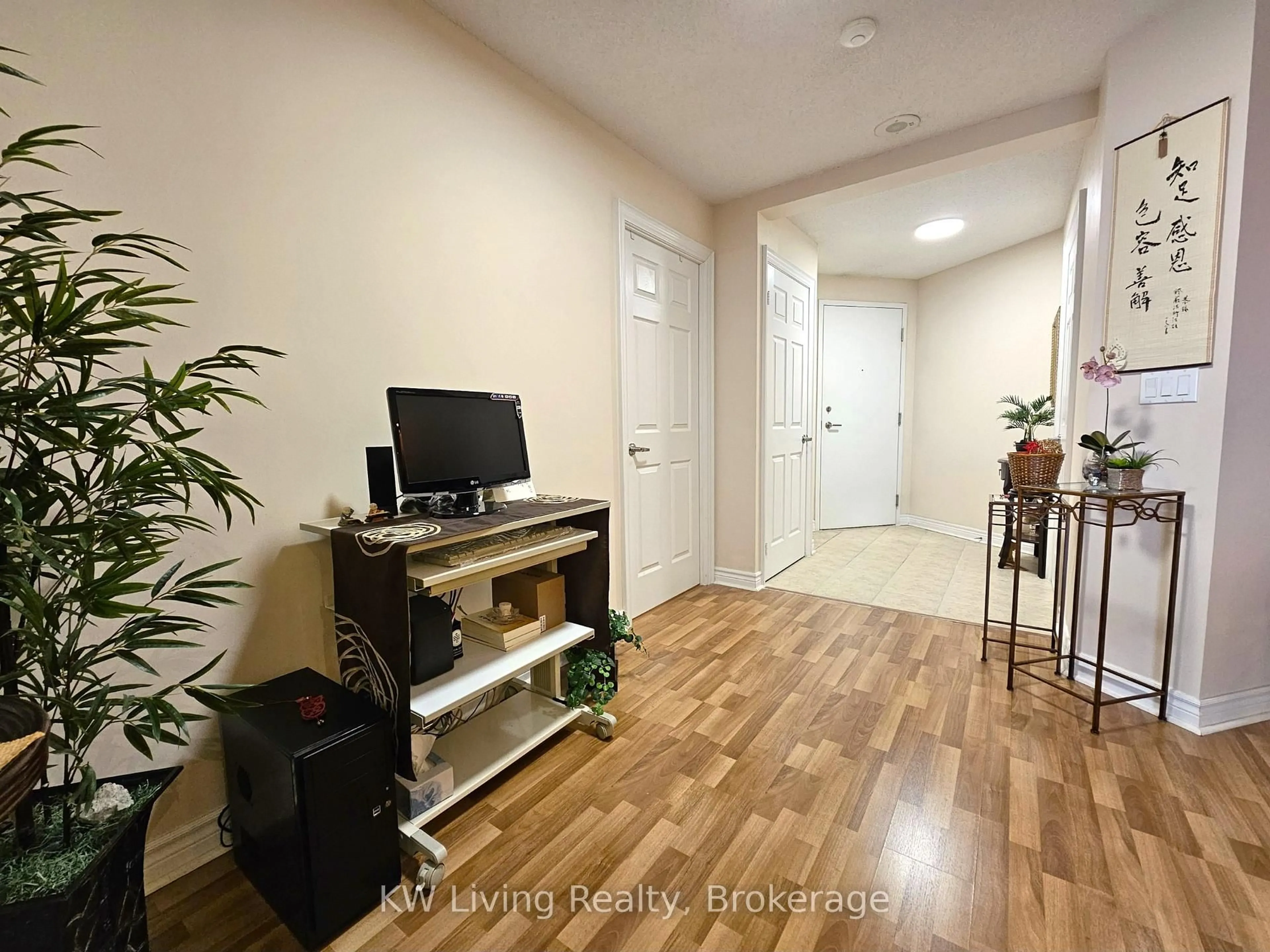 Indoor entryway for 33 Cox Blvd #1117, Markham Ontario L3R 8A6