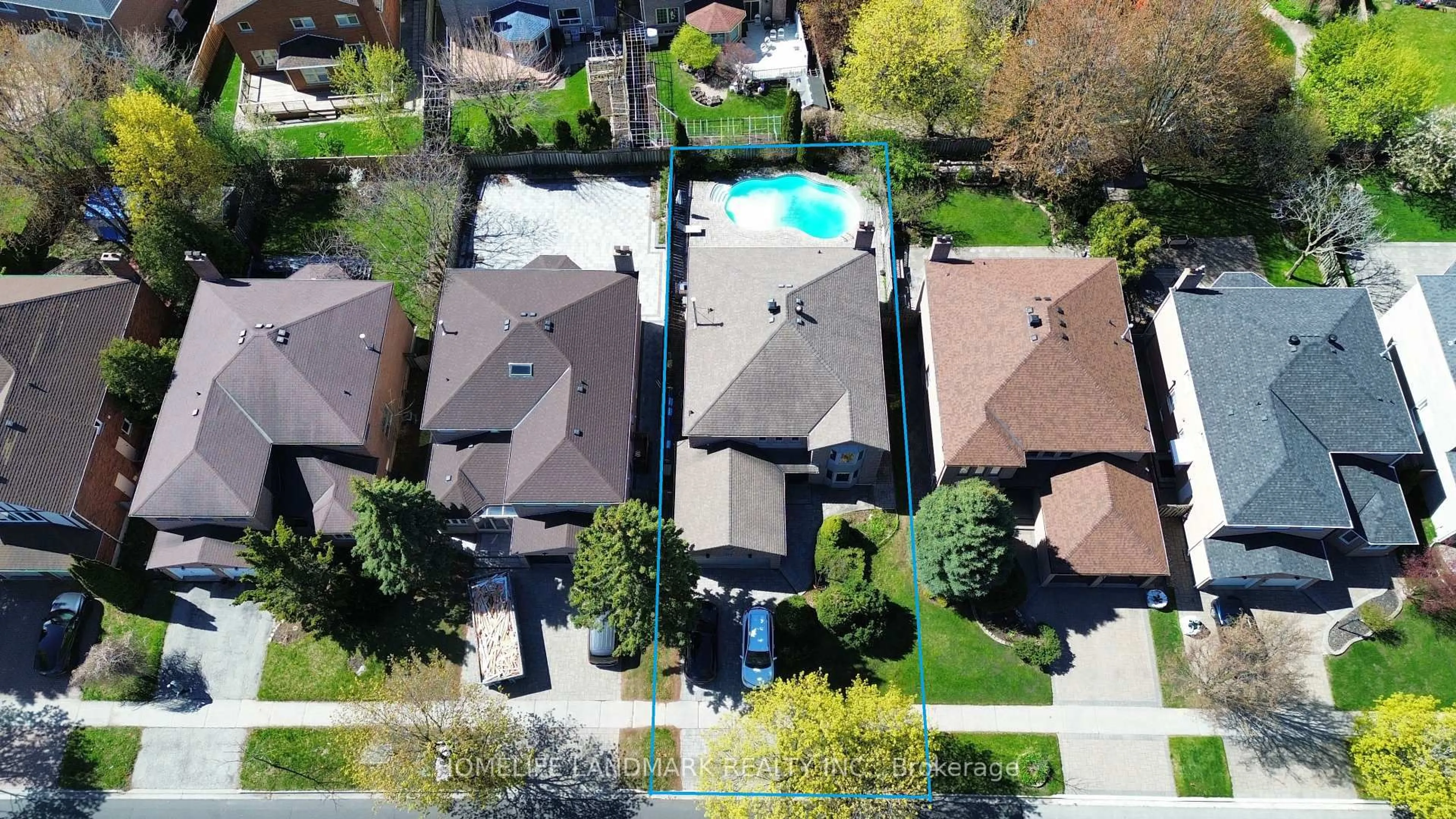 A pic from outside/outdoor area/front of a property/back of a property/a pic from drone, street for 375 Manhattan Dr, Markham Ontario L3P 7J2