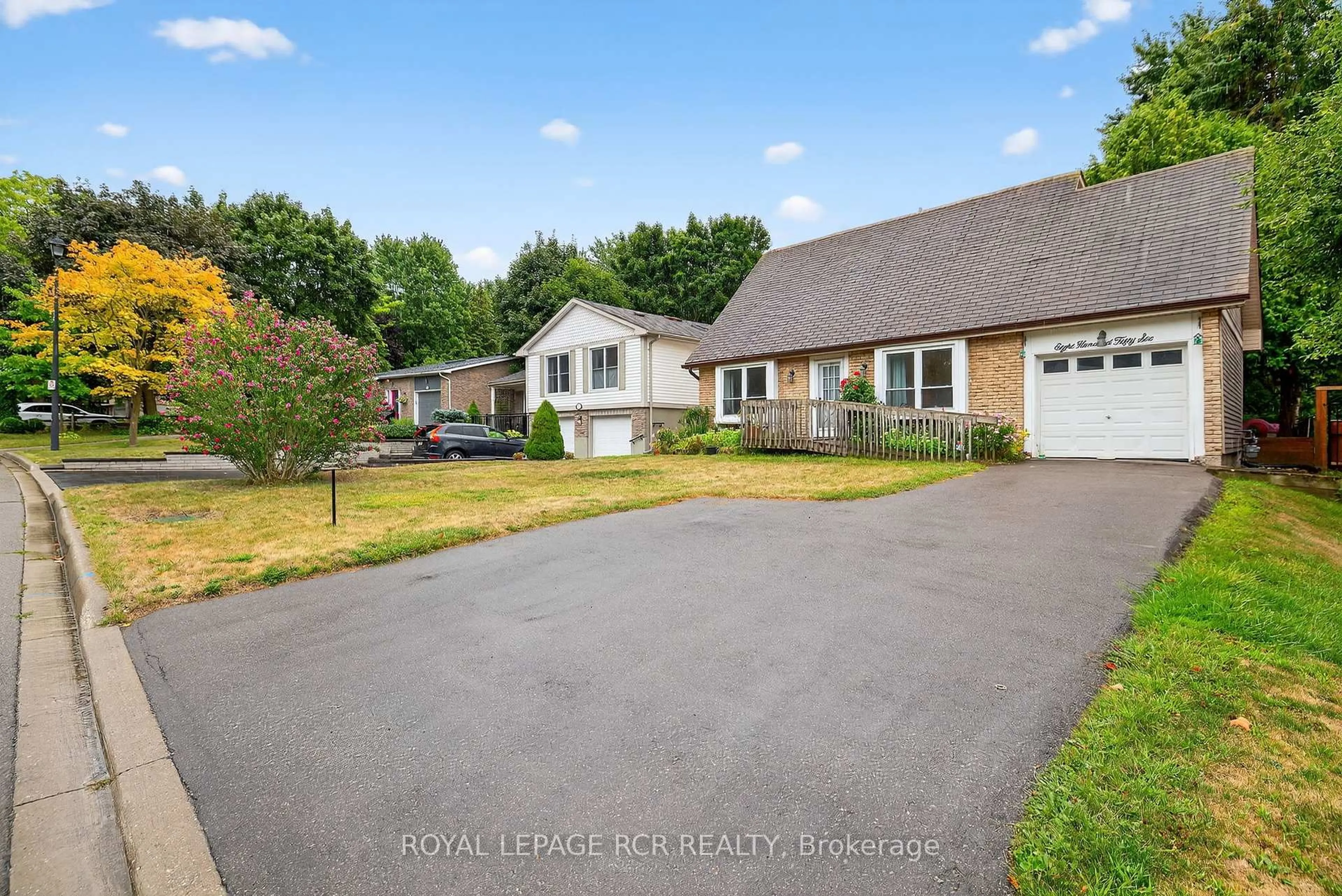 A pic from outside/outdoor area/front of a property/back of a property/a pic from drone, street for 856 Magnolia Ave, Newmarket Ontario L3Y 3C7