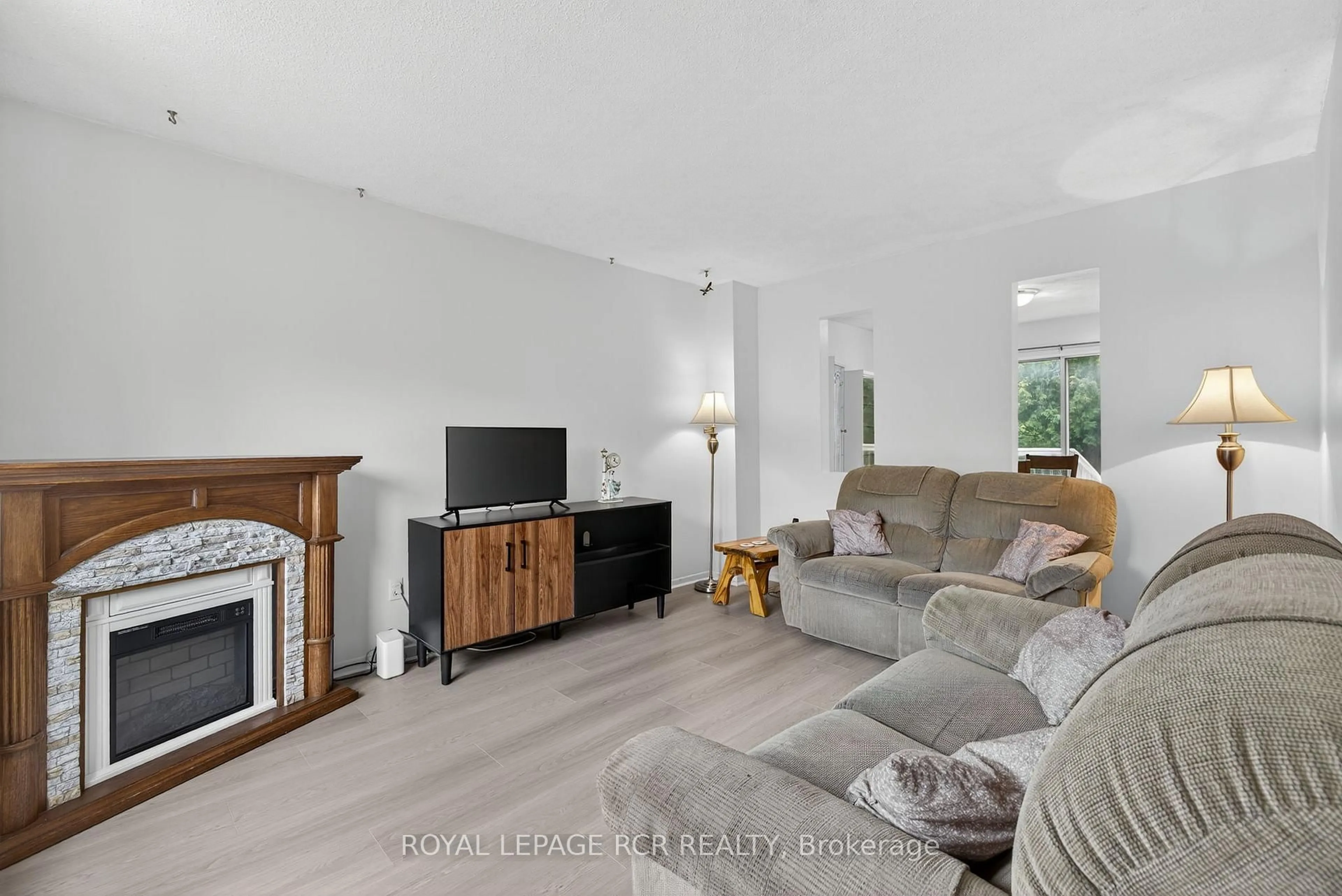 Living room with furniture, unknown for 856 Magnolia Ave, Newmarket Ontario L3Y 3C7