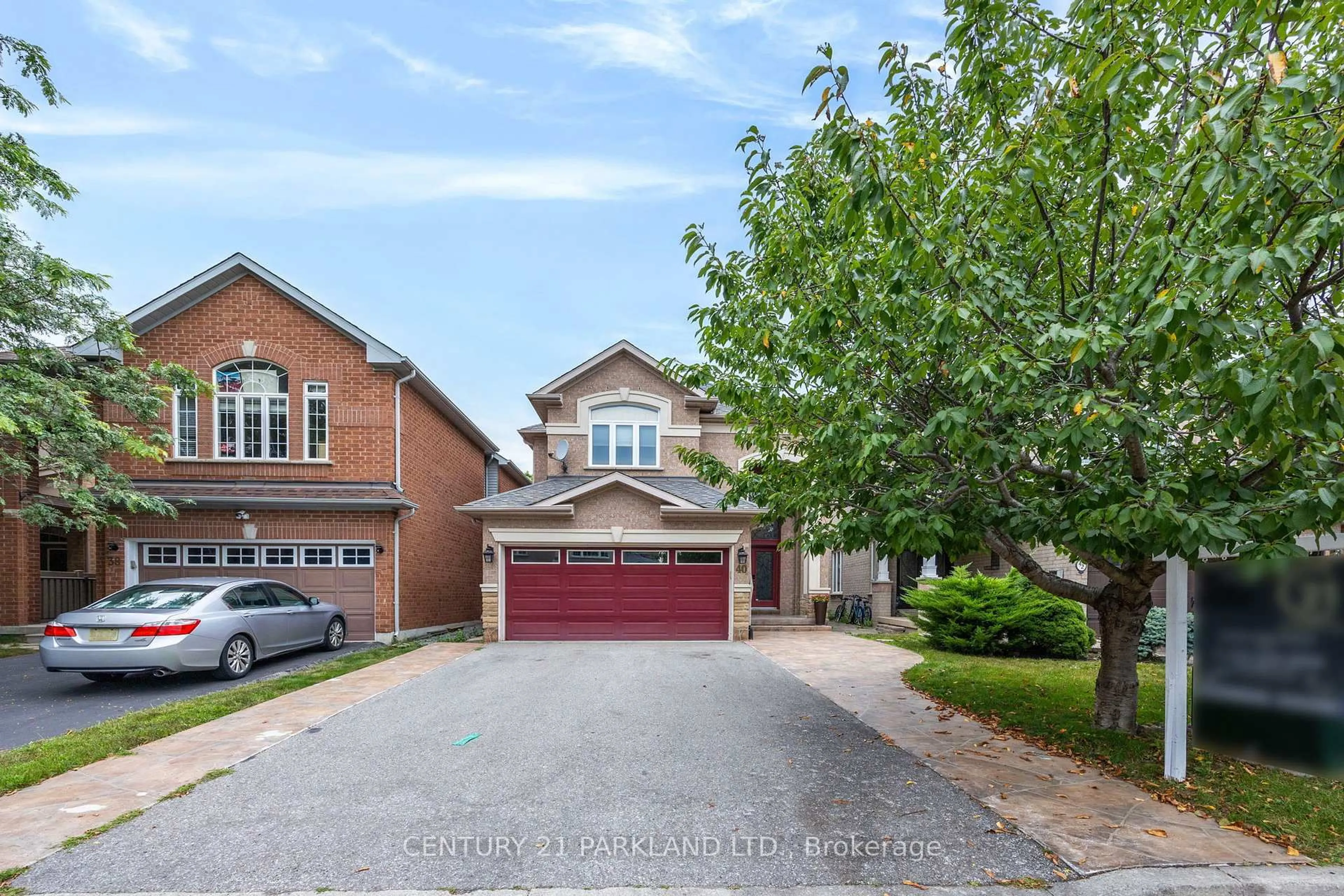 A pic from outside/outdoor area/front of a property/back of a property/a pic from drone, street for 40 Lady Fern Dr, Markham Ontario L3S 4C2