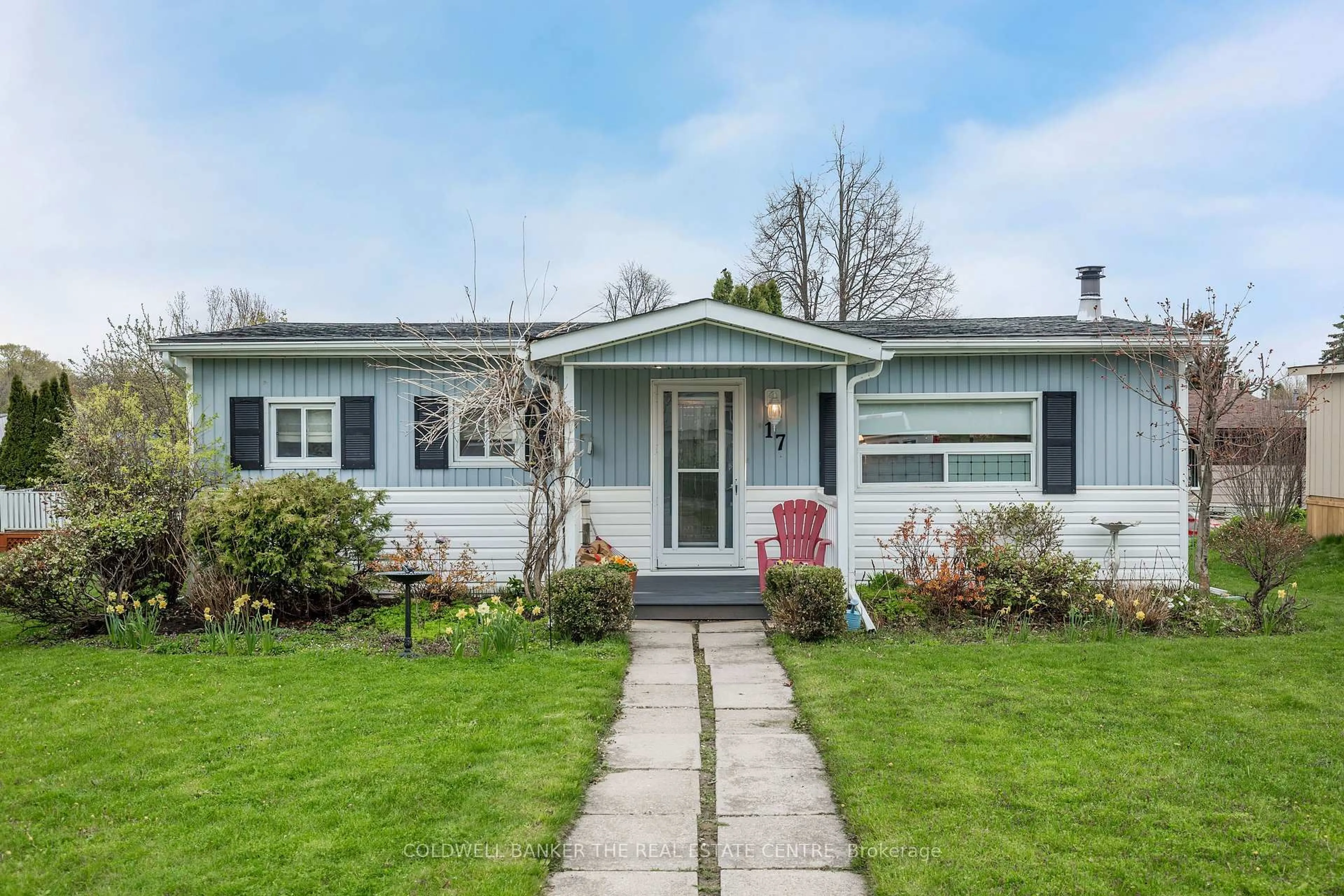 Home with vinyl exterior material, street for 17 Trefoil Dr, Innisfil Ontario L9S 1P8