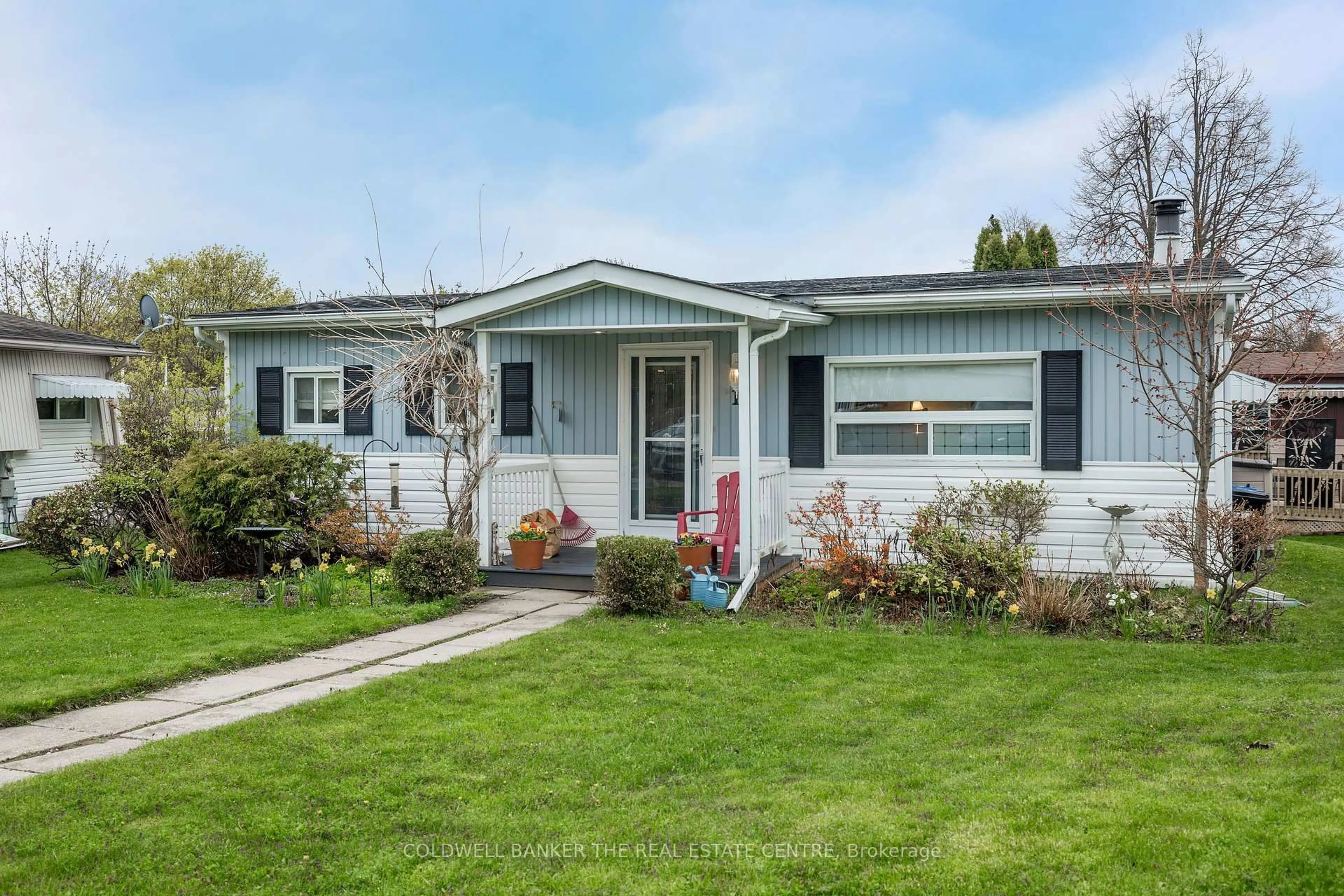 Home with vinyl exterior material, street for 17 Trefoil Dr, Innisfil Ontario L9S 1P8