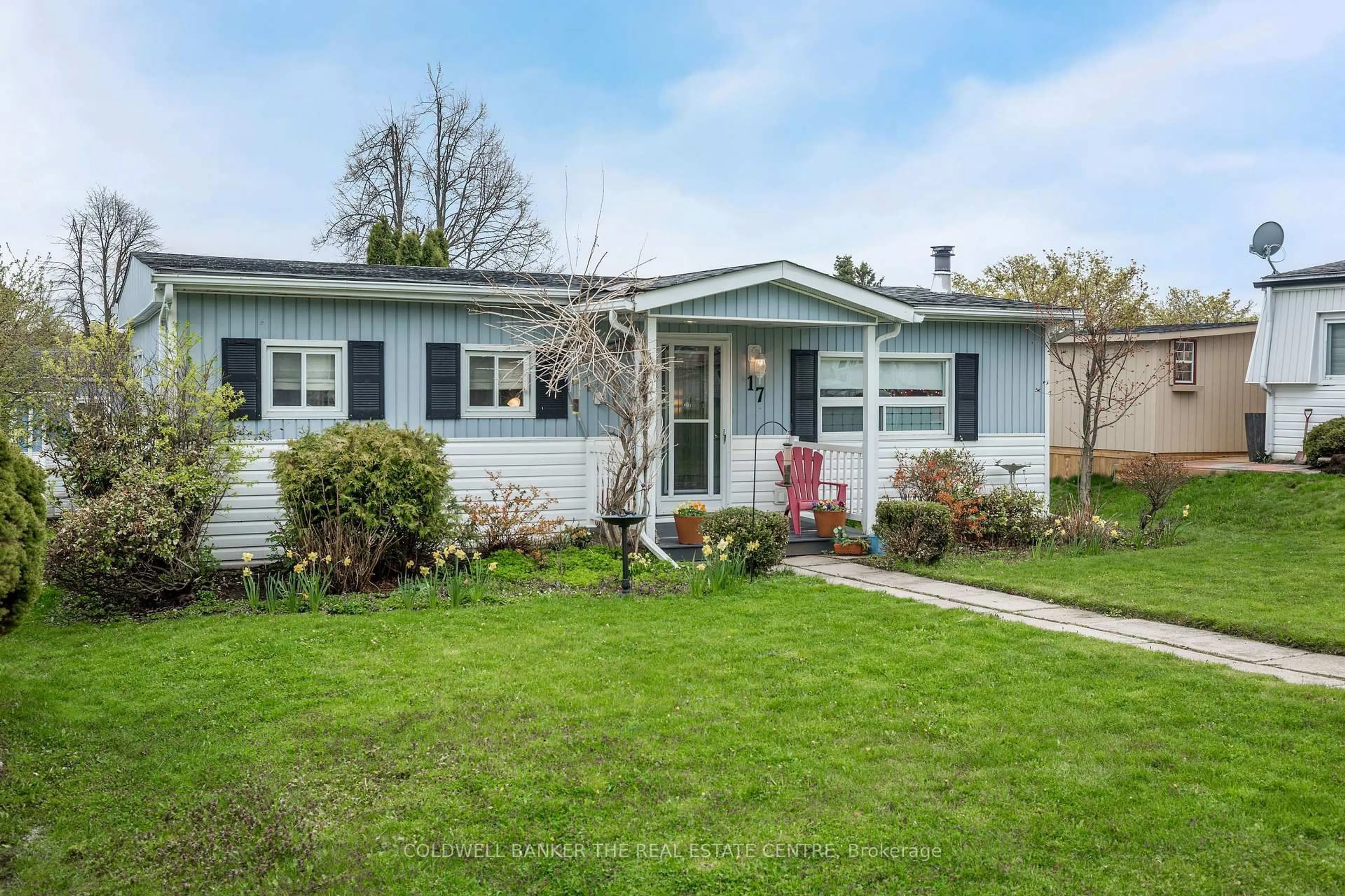 Home with vinyl exterior material, street for 17 Trefoil Dr, Innisfil Ontario L9S 1P8
