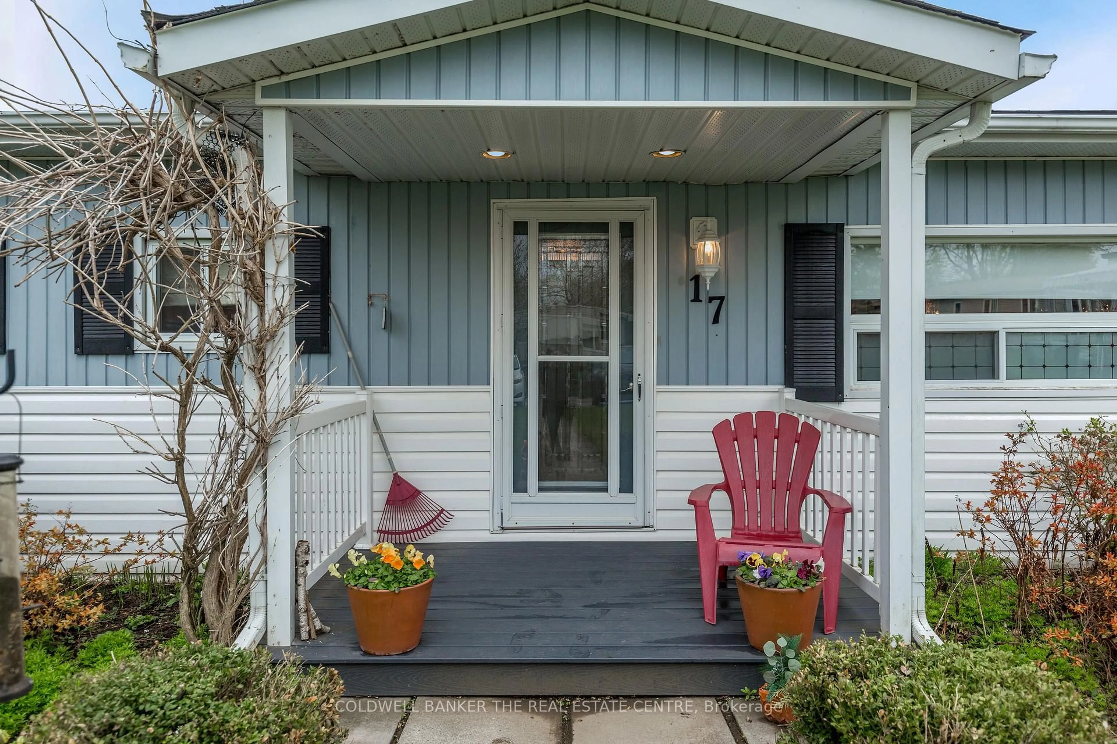 Indoor entryway for 17 Trefoil Dr, Innisfil Ontario L9S 1P8