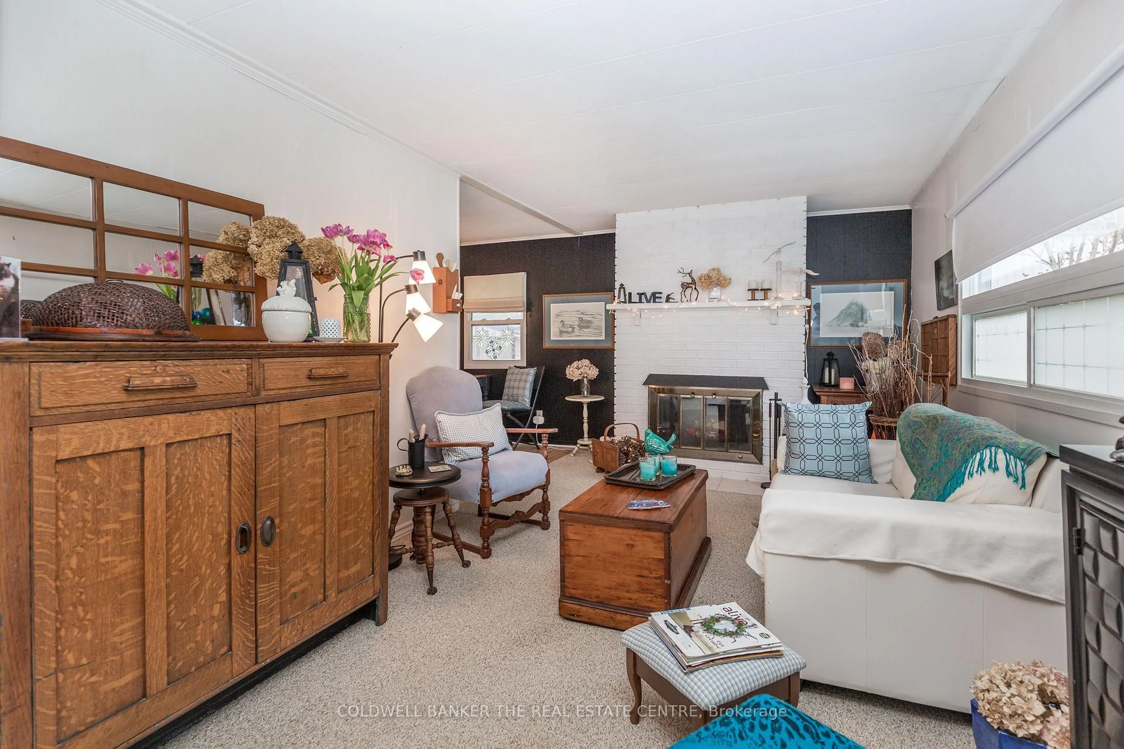 Living room with furniture, unknown for 17 Trefoil Dr, Innisfil Ontario L9S 1P8