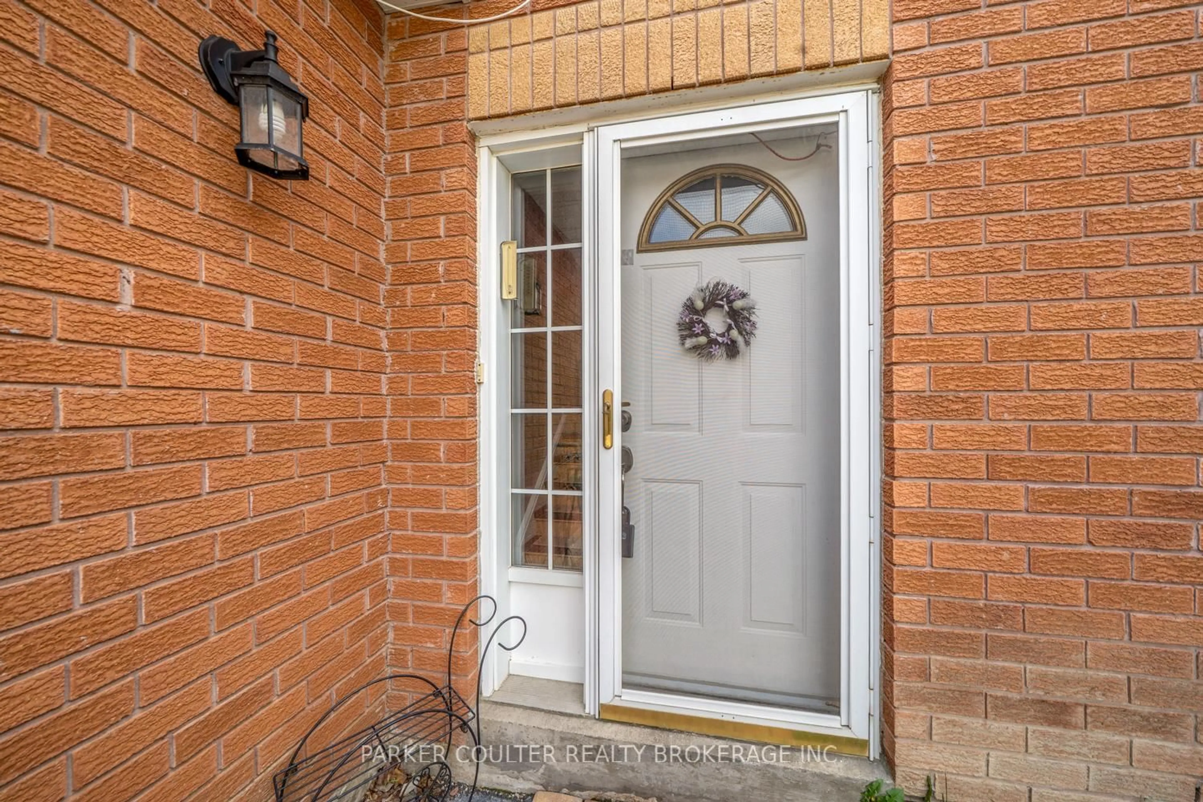 Indoor entryway for 7 O' Leary Crt, New Tecumseth Ontario L0G 1W0