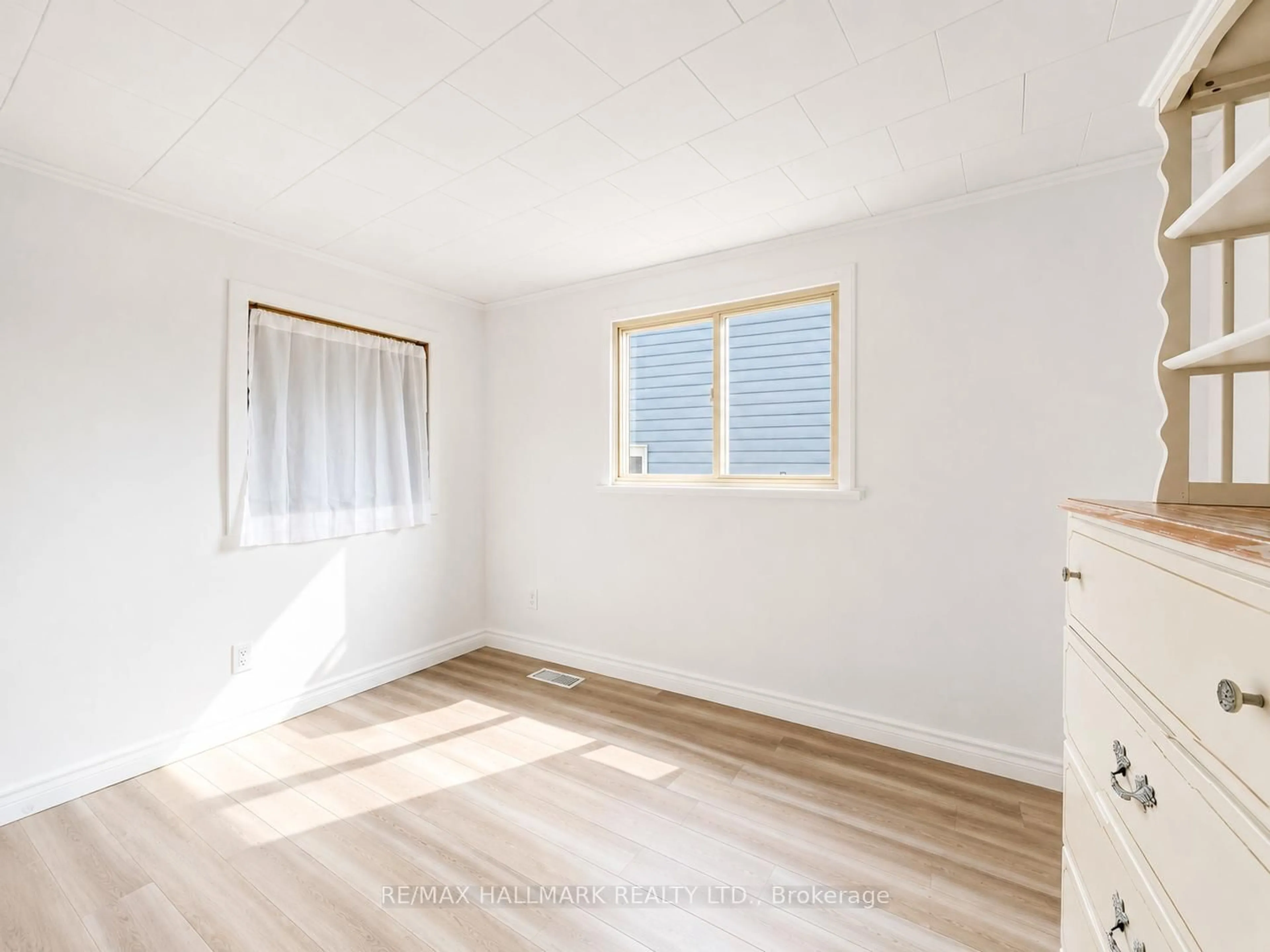 A pic of a room for 1053 Elm Rd, Innisfil Ontario L0L 1C0