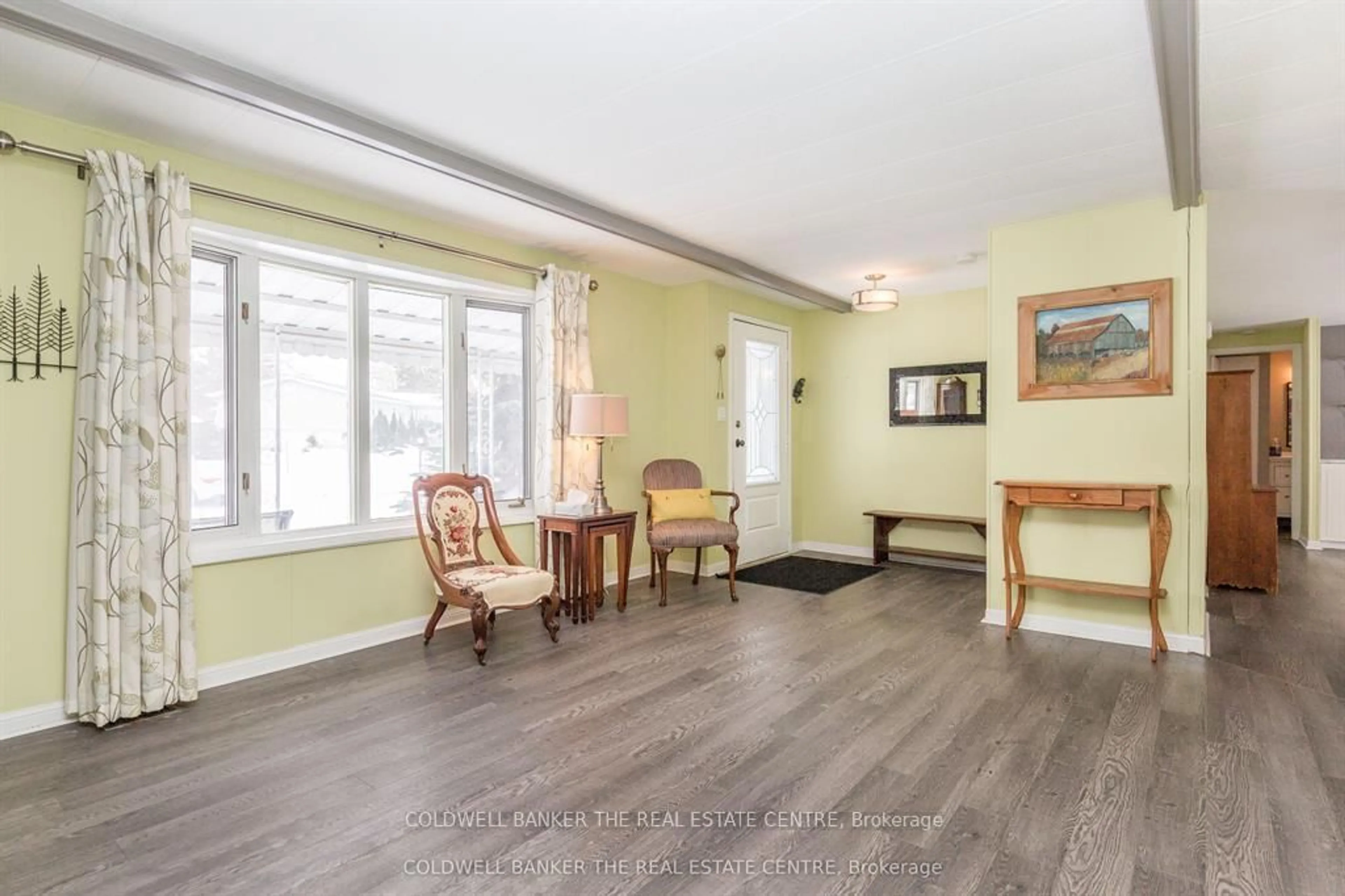 Living room with furniture, wood/laminate floor for 29 Main St, Innisfil Ontario L9S 1L9