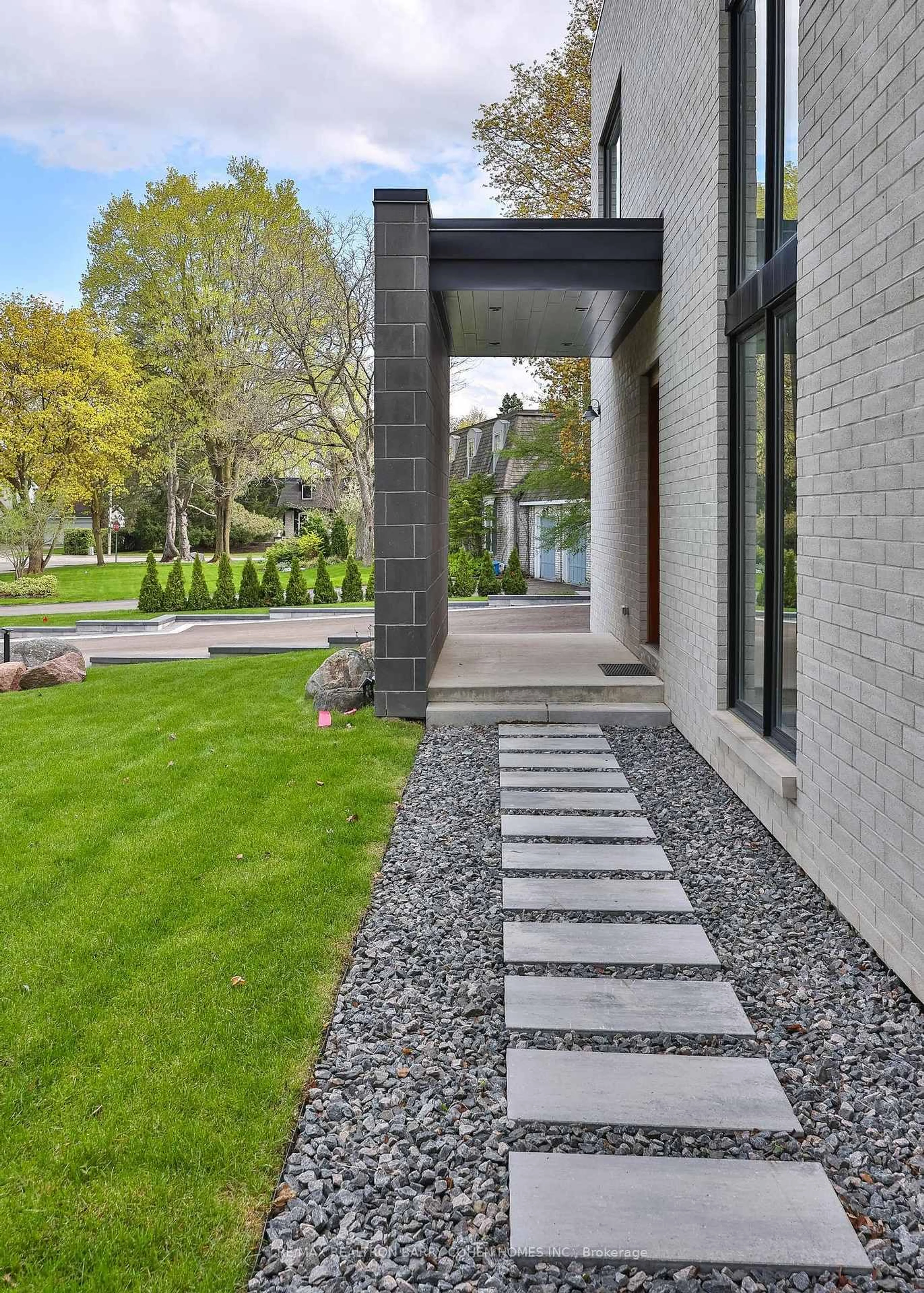 Home with brick exterior material, street for 4 Sunflower Crt, Markham Ontario L3T 2W3