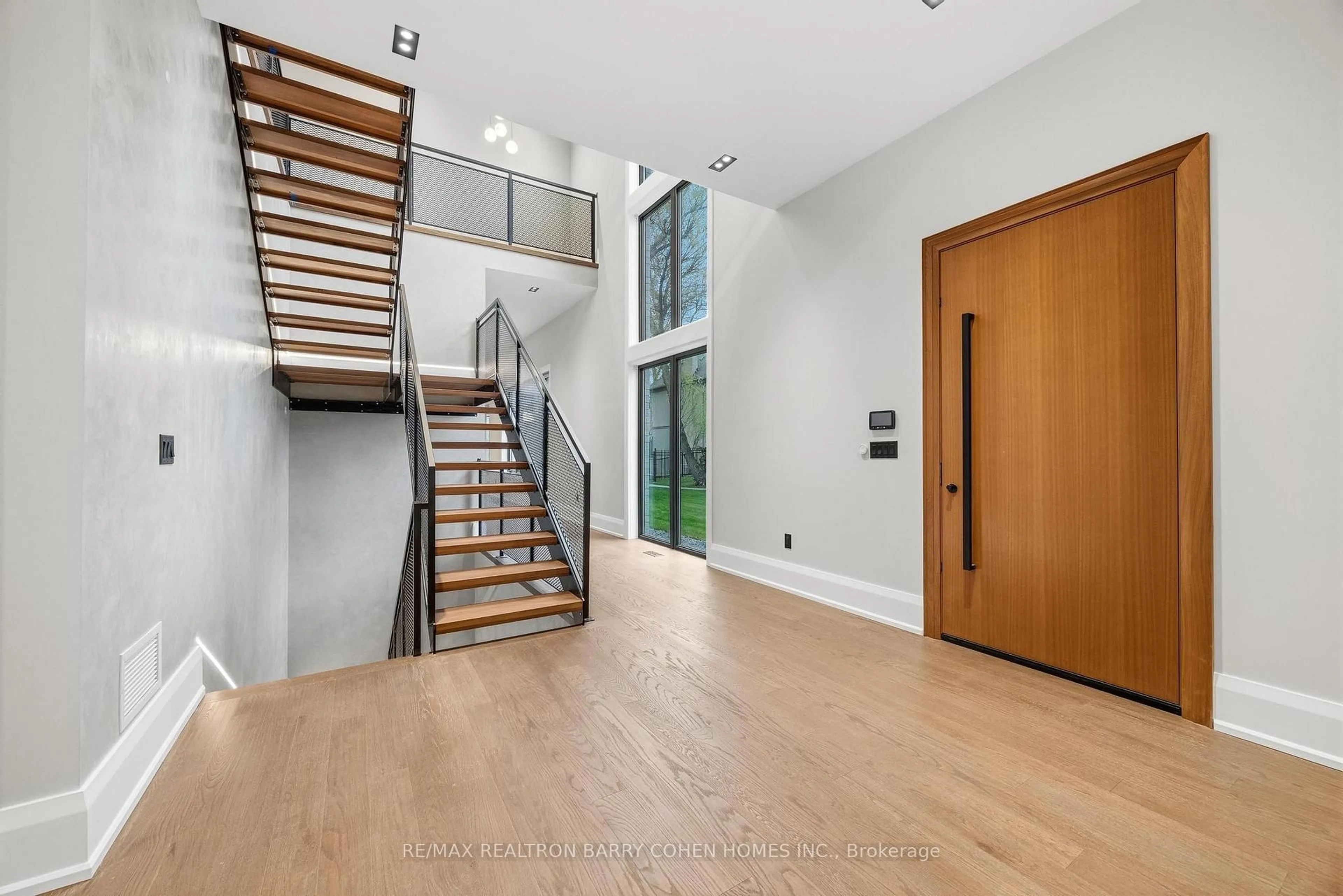 Indoor foyer for 4 Sunflower Crt, Markham Ontario L3T 2W3