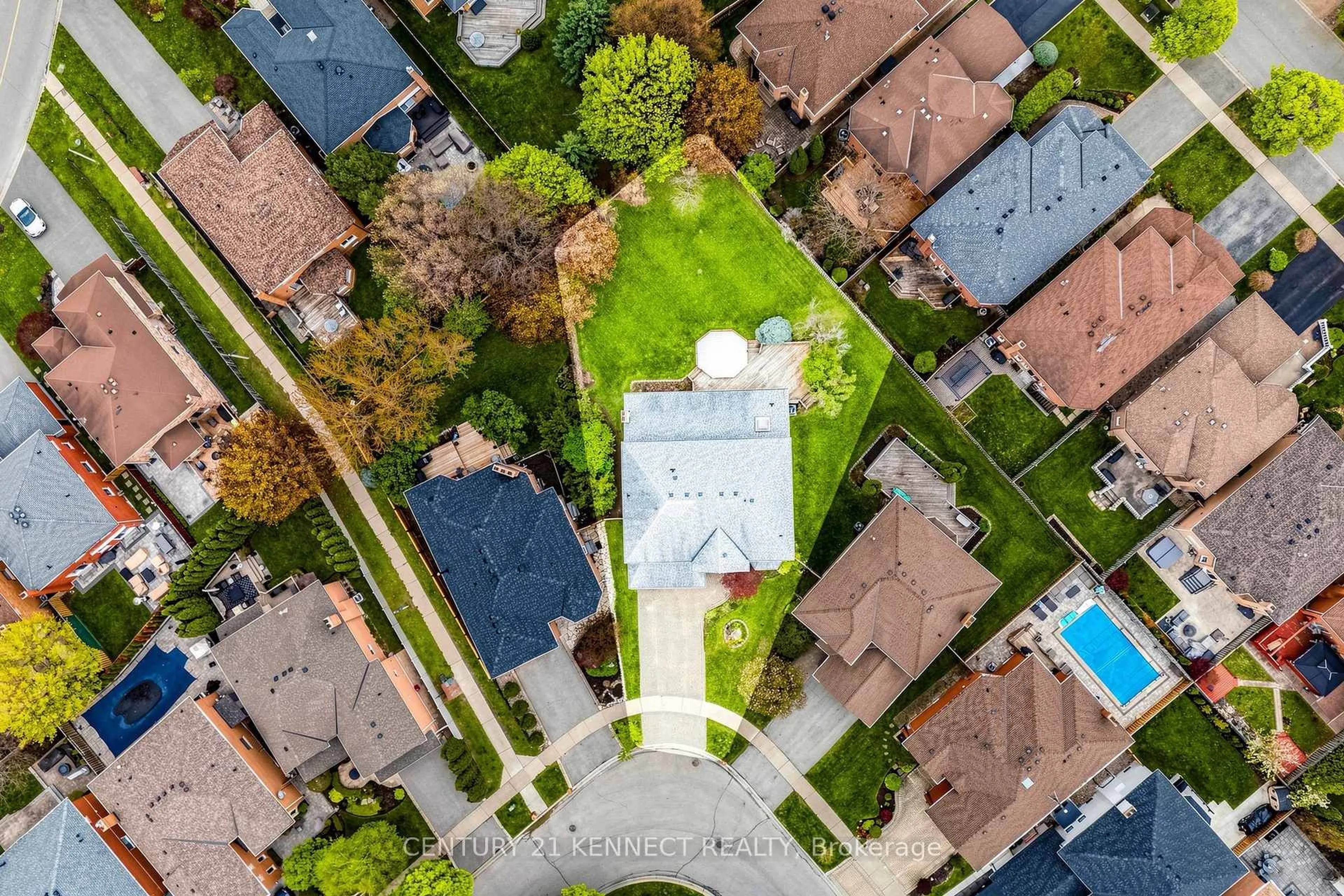 A pic from outside/outdoor area/front of a property/back of a property/a pic from drone, street for 53 Grenadier Cres, Vaughan Ontario L4J 7V8