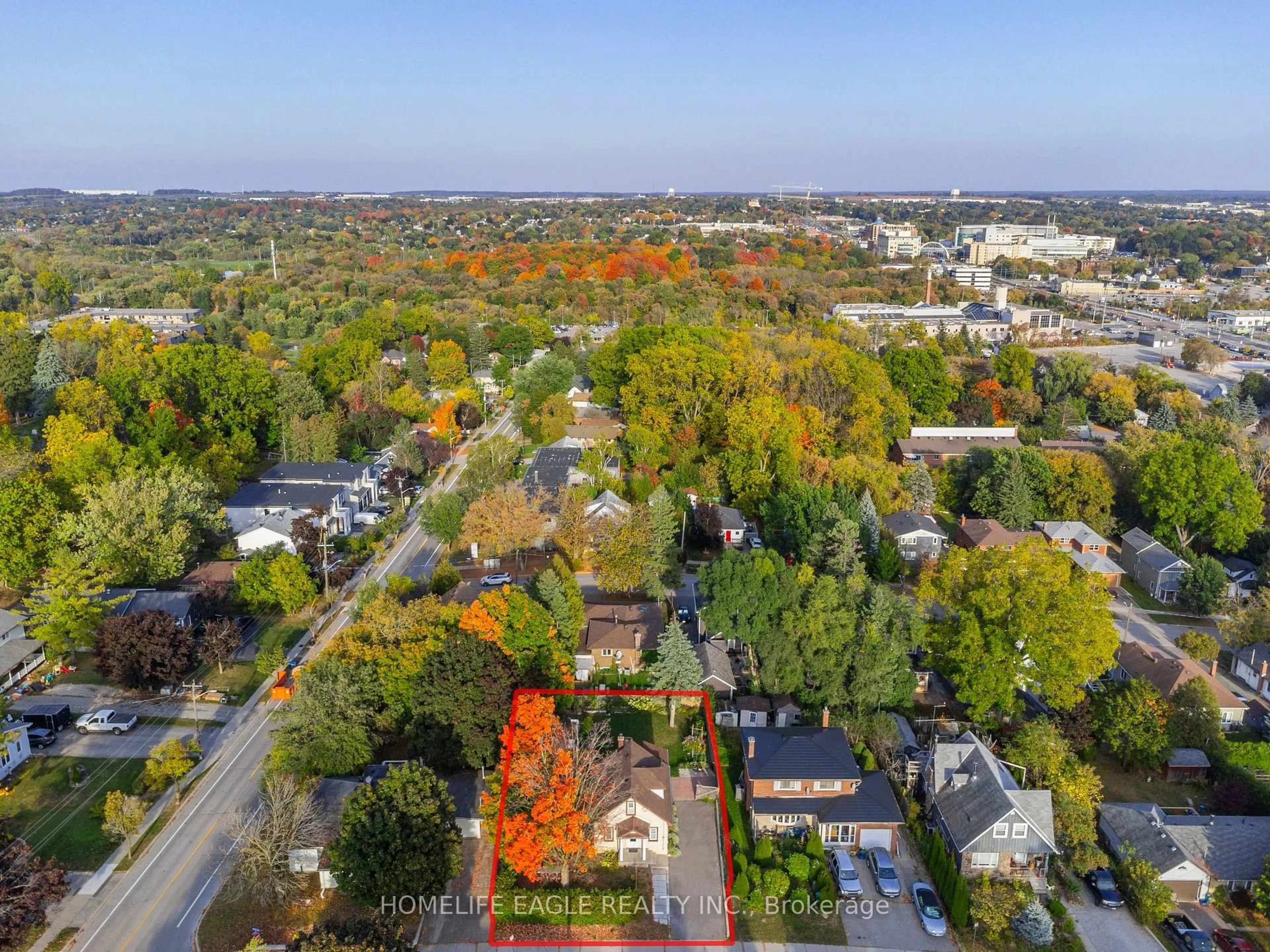 A pic from outside/outdoor area/front of a property/back of a property/a pic from drone, street for 75 Denne Blvd, Newmarket Ontario L3Y 4H5