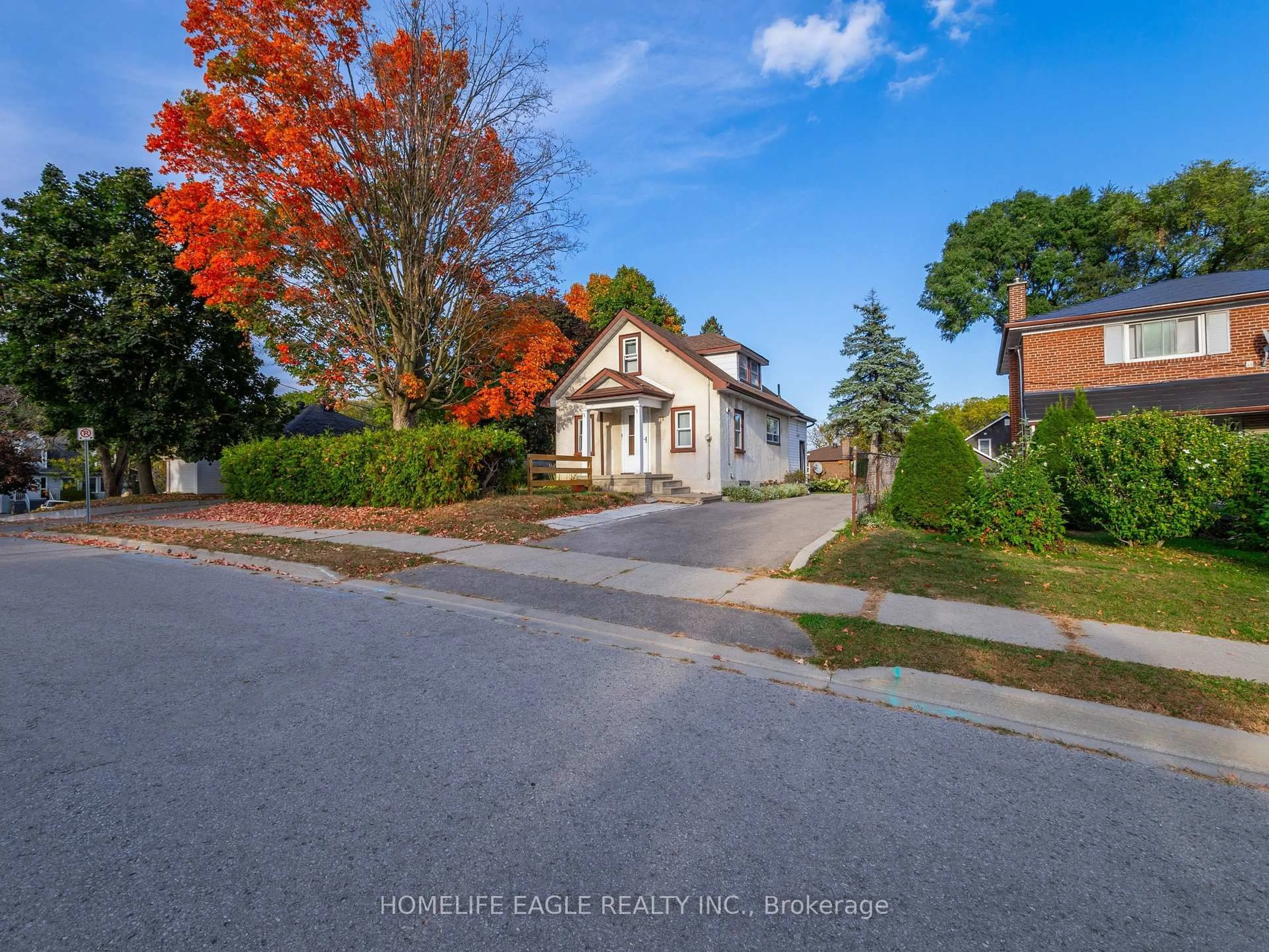 A pic from outside/outdoor area/front of a property/back of a property/a pic from drone, street for 75 Denne Blvd, Newmarket Ontario L3Y 4H5