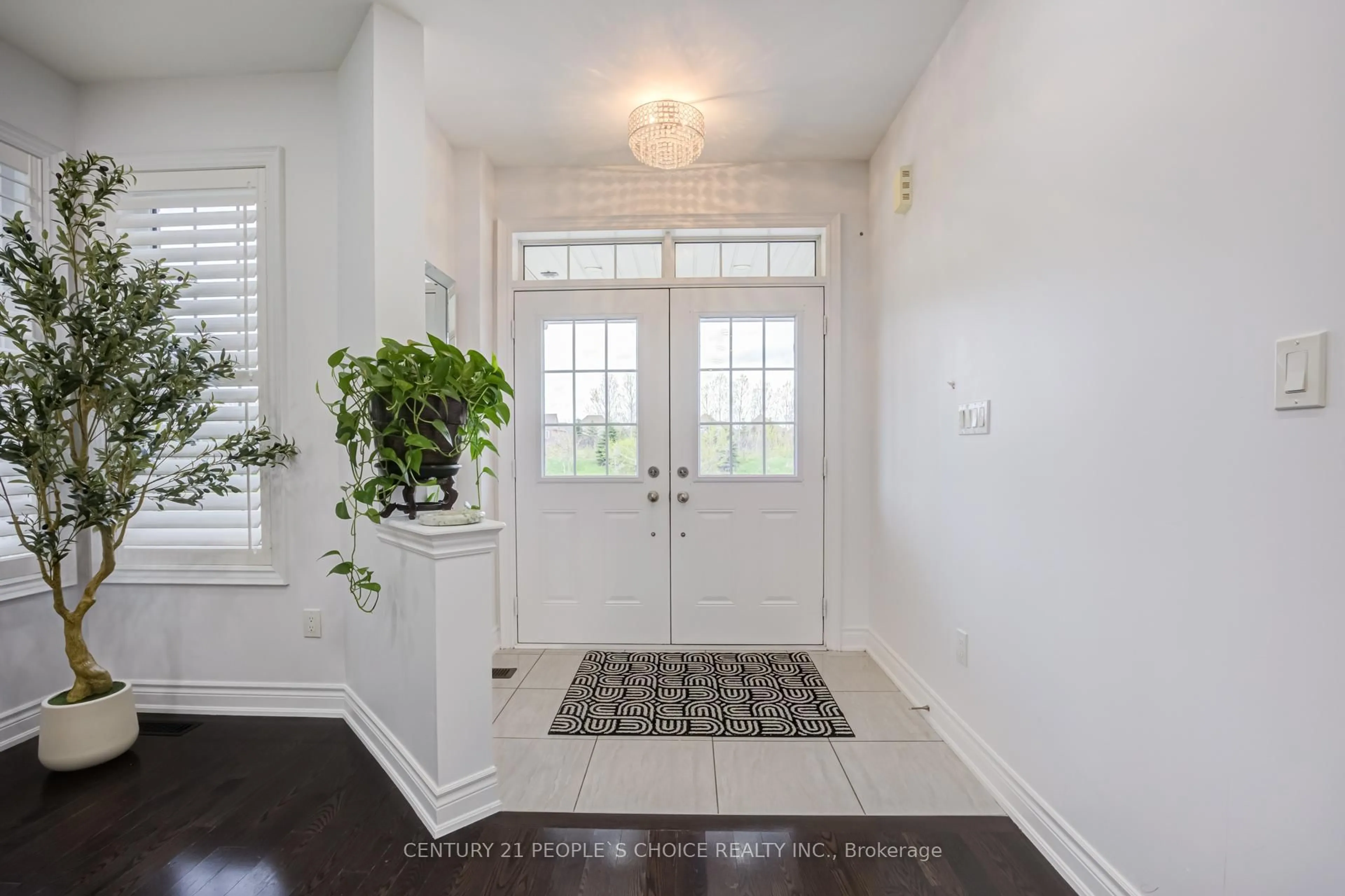 Indoor entryway for 82 Mactier Dr, Vaughan Ontario L4H 4L2