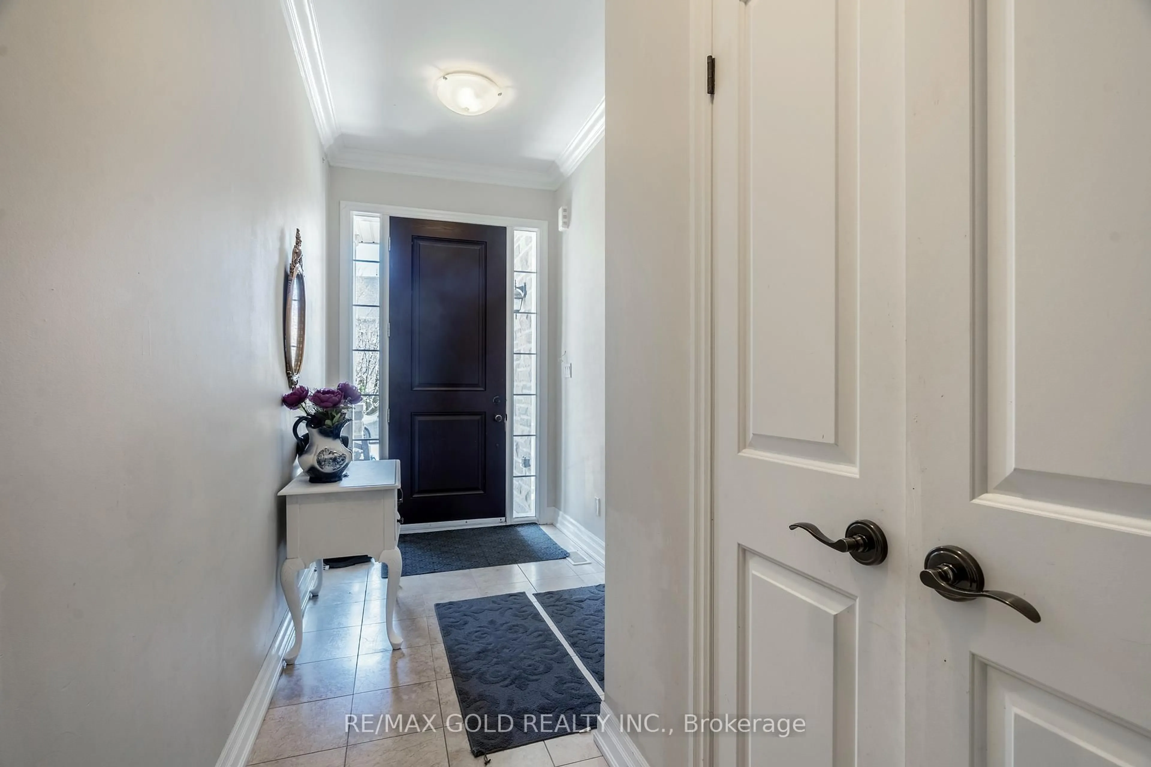 Indoor entryway for 54 Robert Berry Cres, King Ontario L7B 1L4