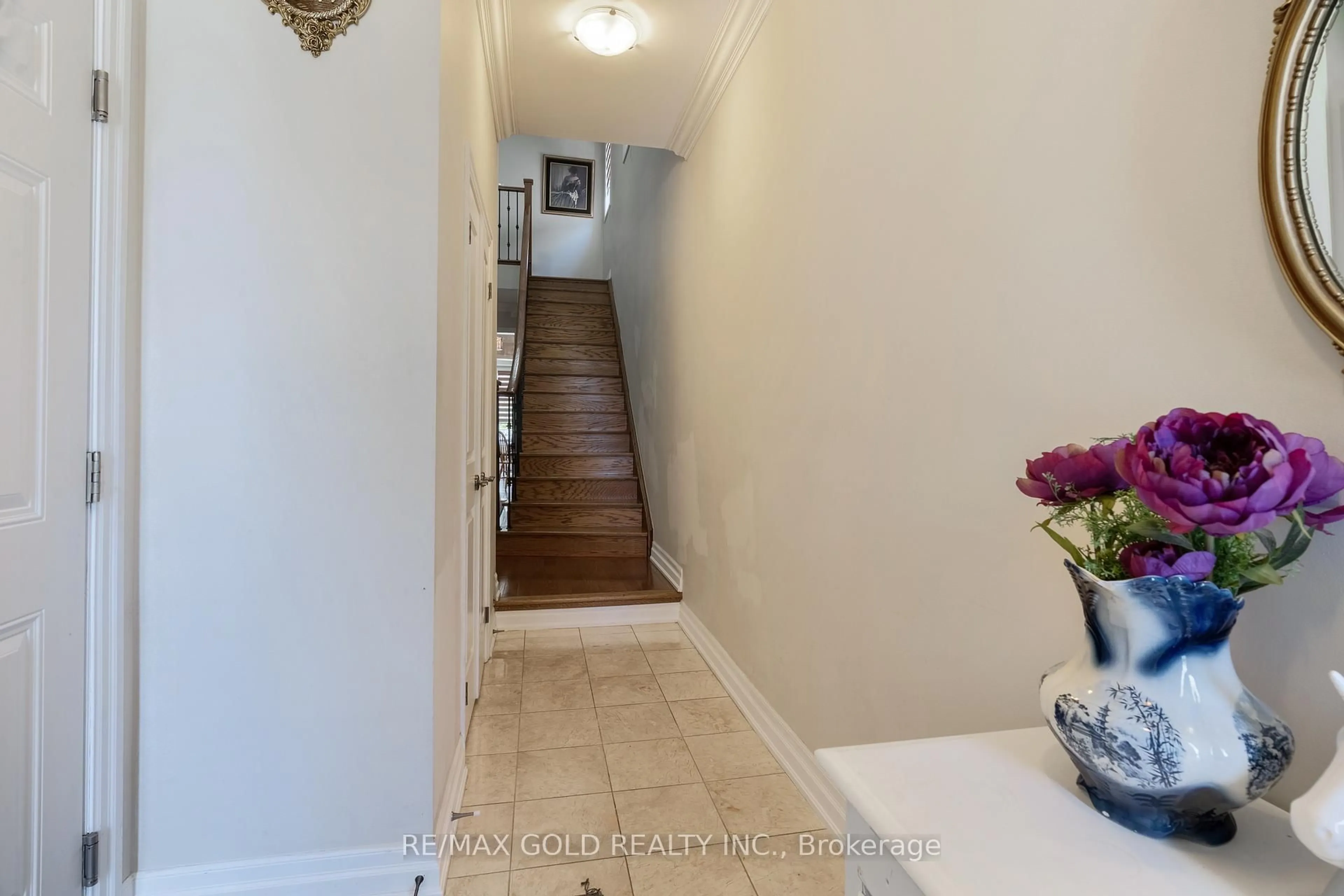 Indoor entryway for 54 Robert Berry Cres, King Ontario L7B 1L4