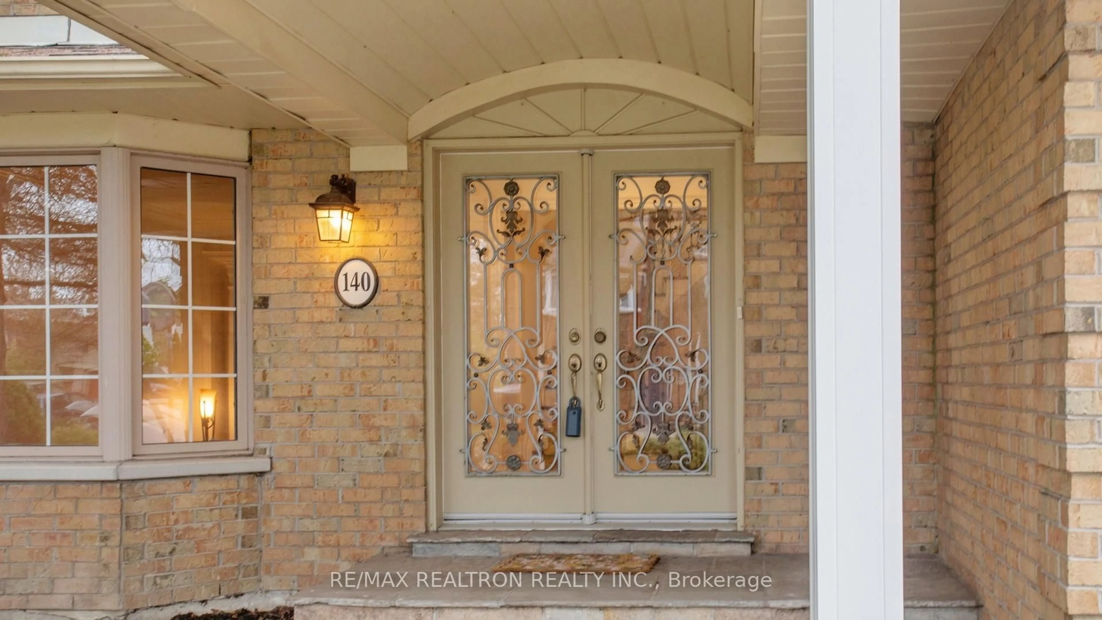 Indoor entryway for 140 Reeve Dr, Markham Ontario L3P 6C6