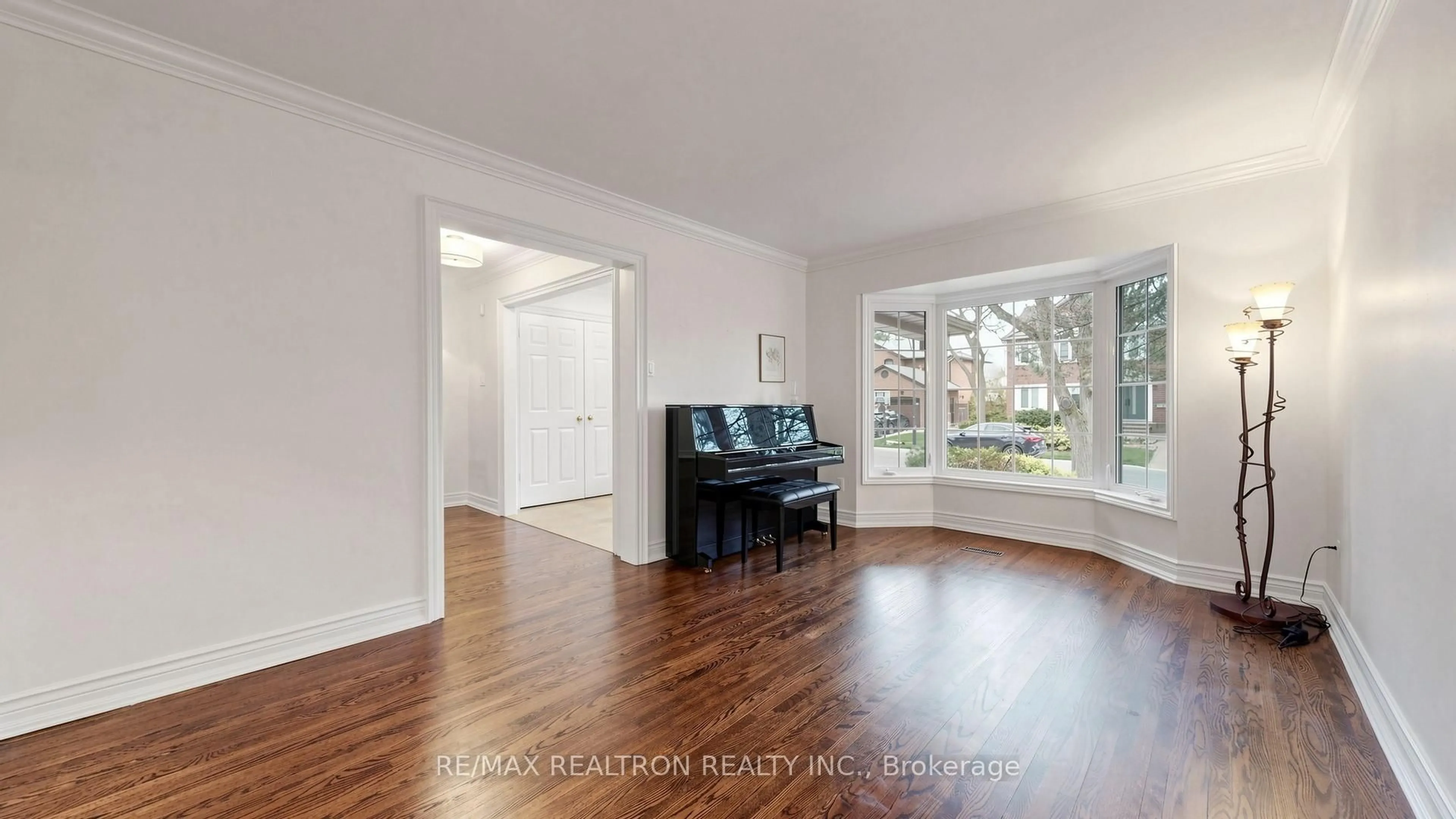 Living room with furniture, wood/laminate floor for 140 Reeve Dr, Markham Ontario L3P 6C6