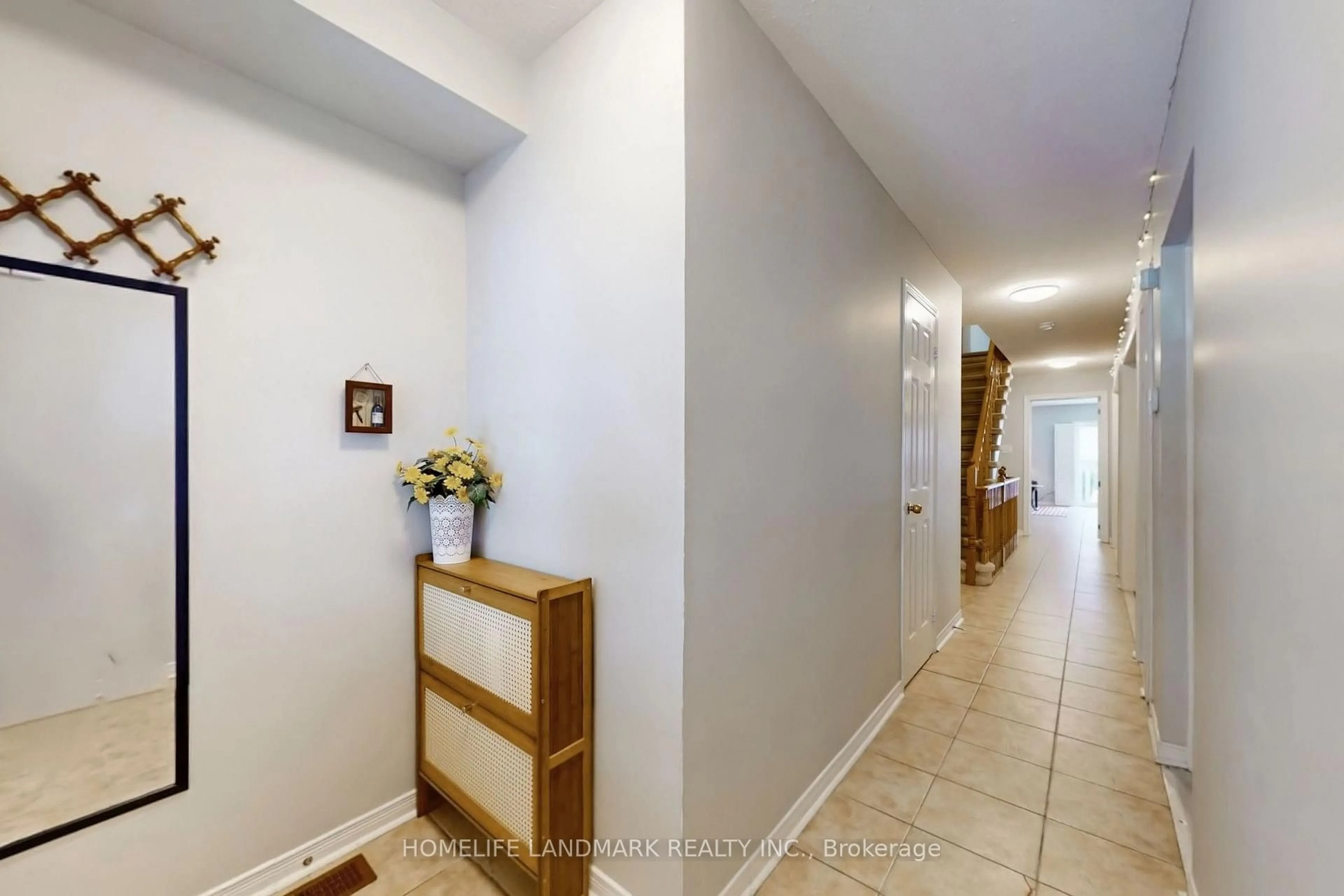 Indoor foyer for 113 Guinevere Rd, Markham Ontario L3S 4R8