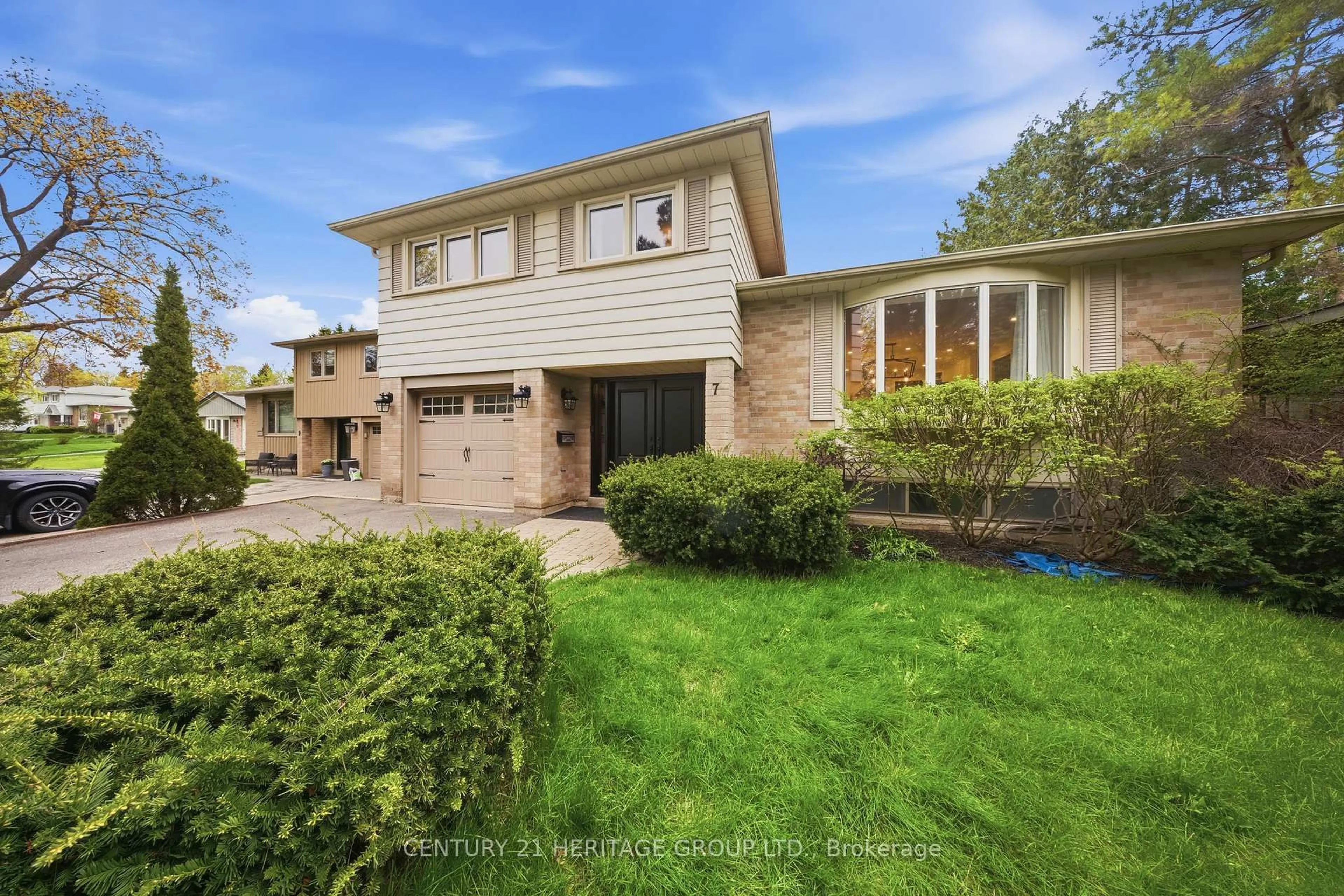 Unknown for 7 Cedar Cres, Aurora Ontario L4G 3J7