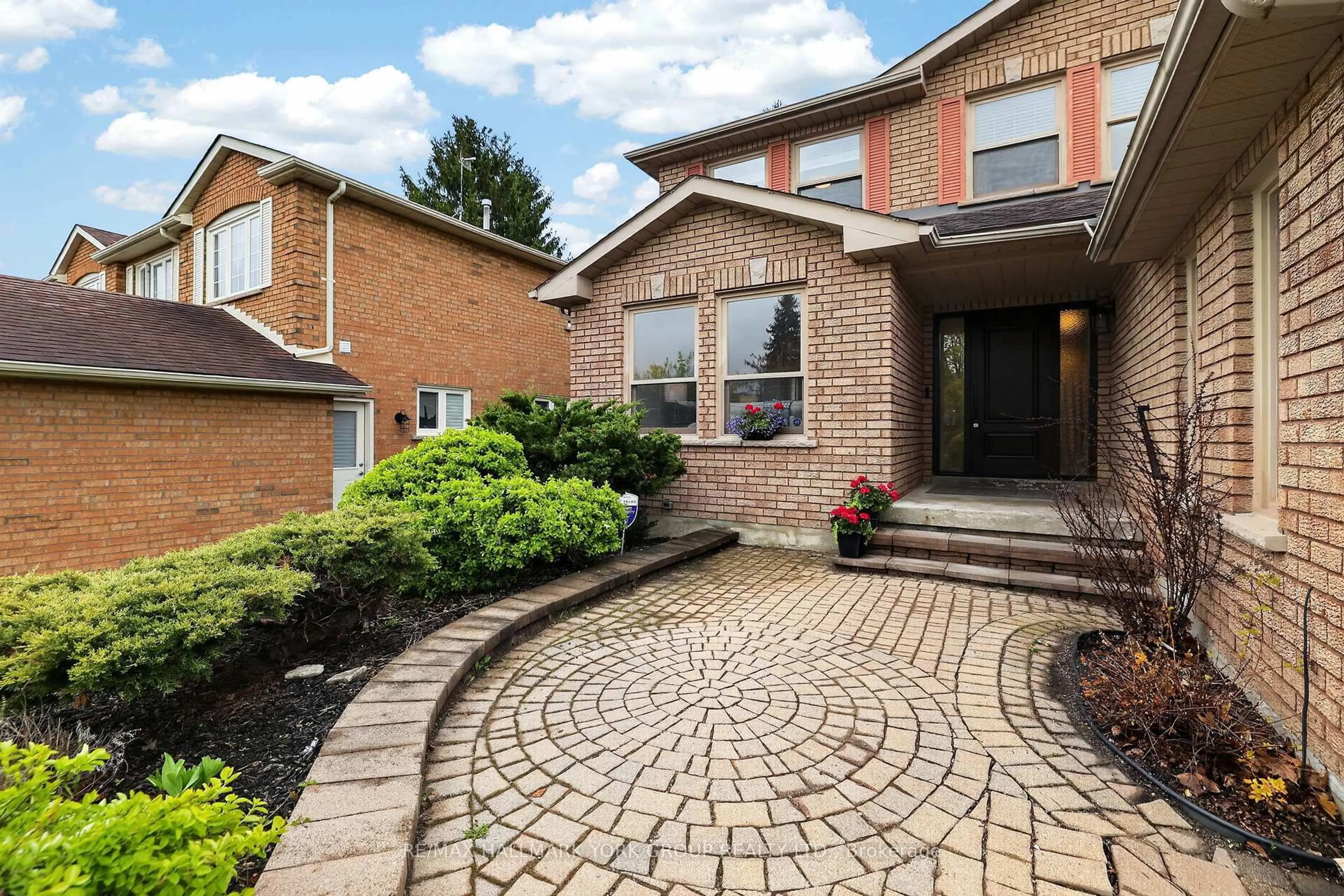 Home with brick exterior material, street for 136 Nelson Circ, Newmarket Ontario L3X 1R3