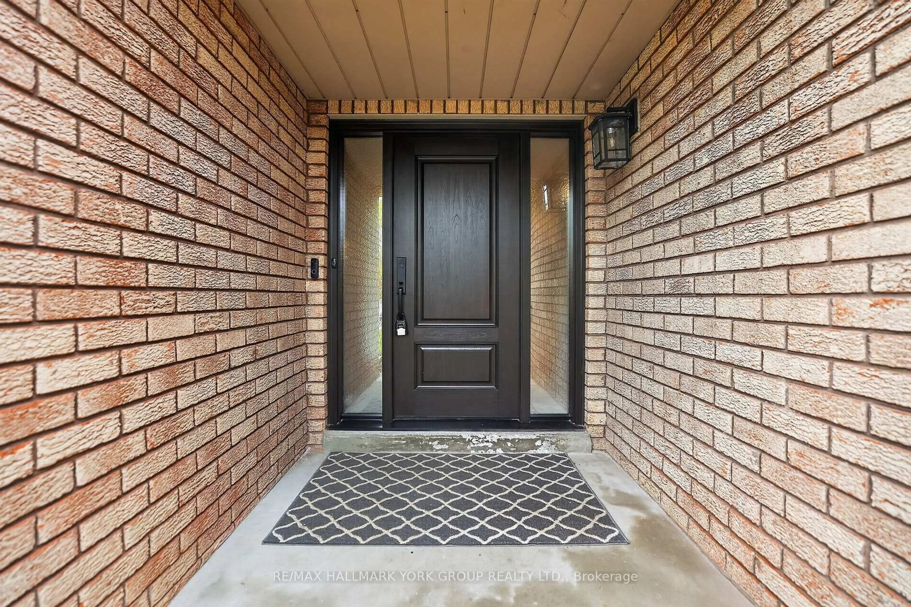 Unknown for 136 Nelson Circ, Newmarket Ontario L3X 1R3
