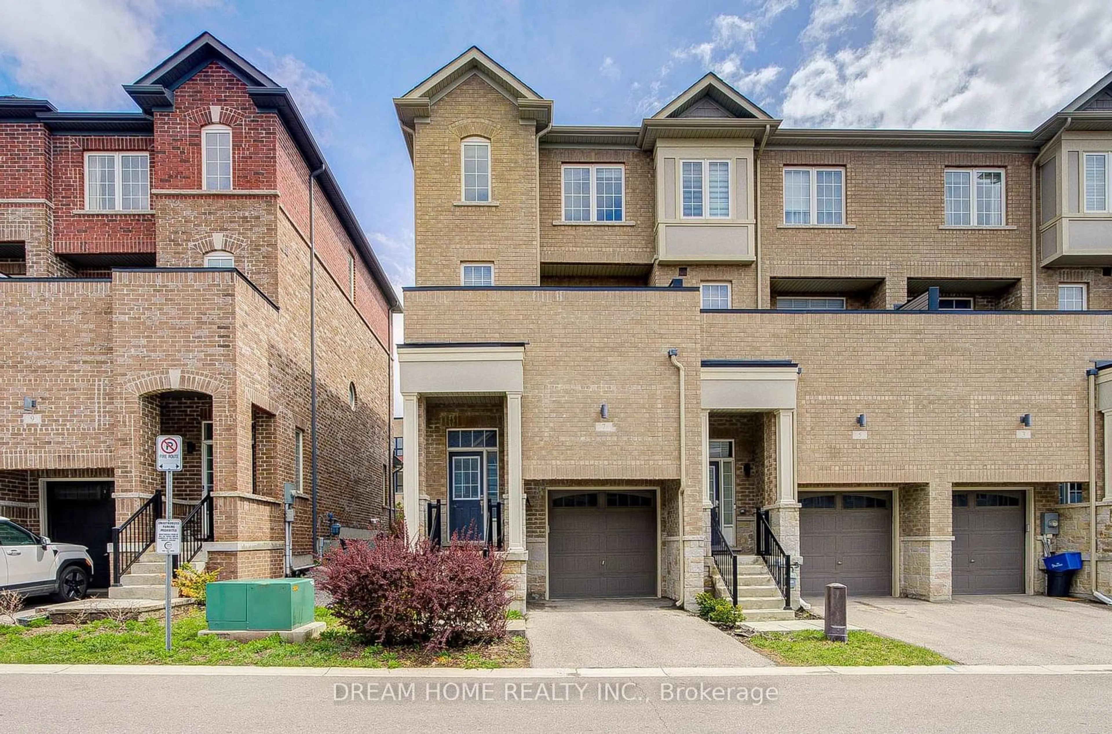 Unknown for 7 Heswall Lane, Newmarket Ontario L3Y 0E1