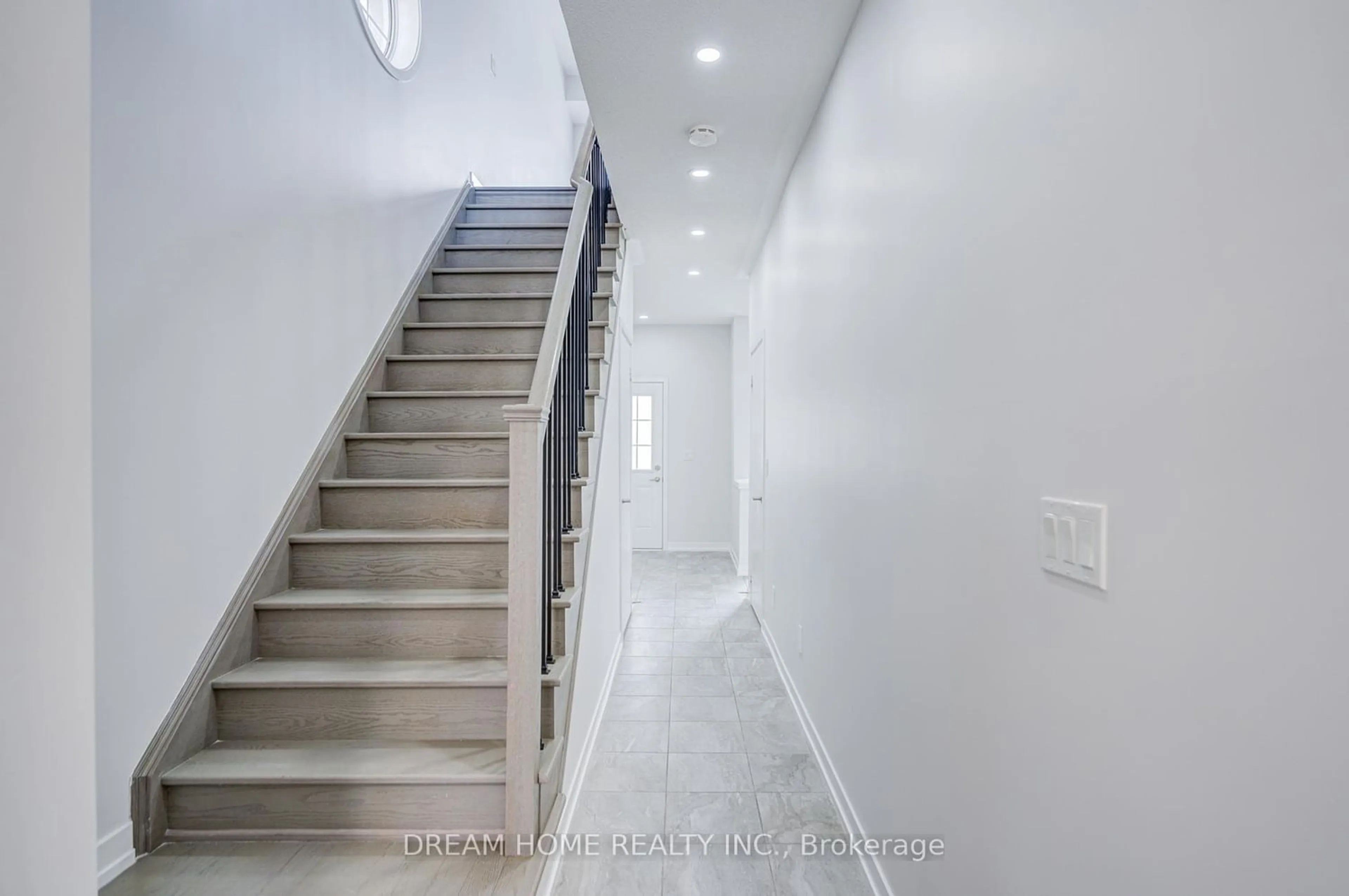 Unknown for 7 Heswall Lane, Newmarket Ontario L3Y 0E1
