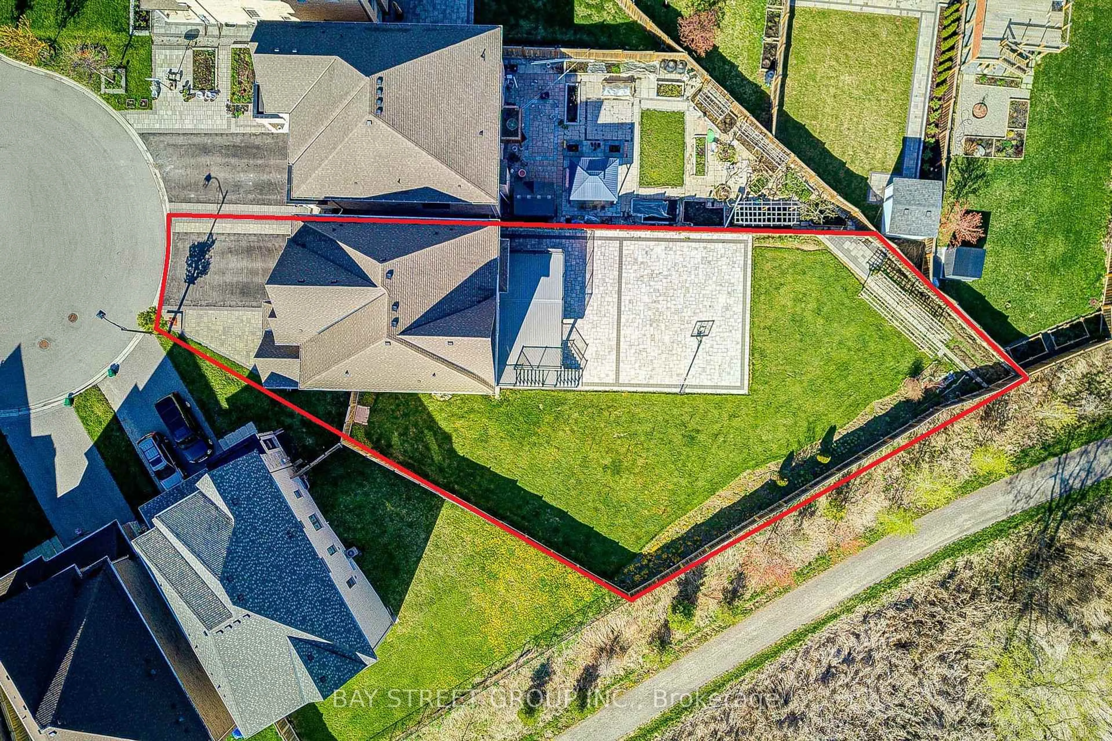 A pic from outside/outdoor area/front of a property/back of a property/a pic from drone, unknown for 28 Boland Crt, Aurora Ontario L4G 0W6